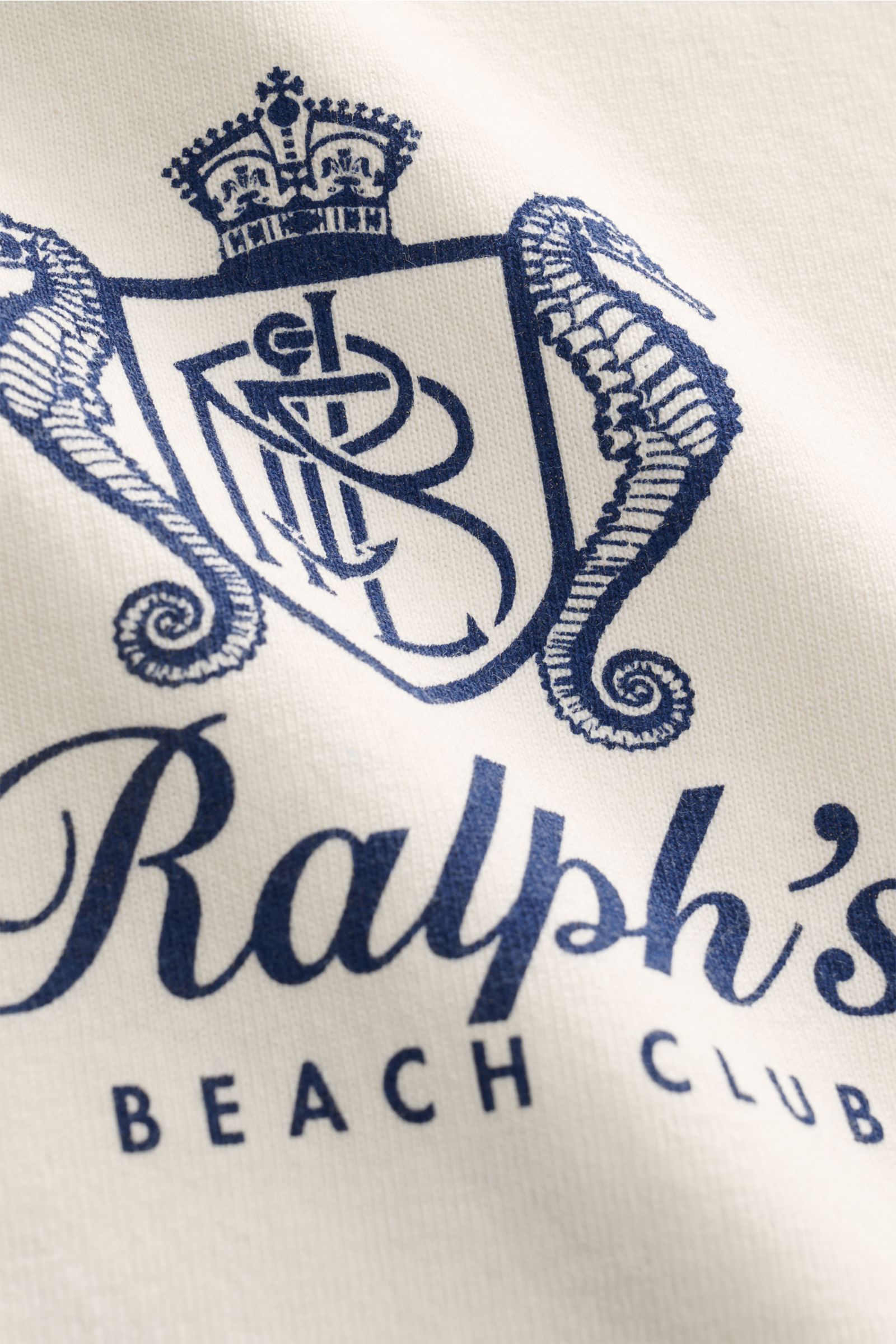 Nahaufnahme des Polo Ralph Lauren Rundhals-T-Shirt offwhite mit maritimem Print, fotografiert aus schräger Perspektive, Jersey Baumwolle.