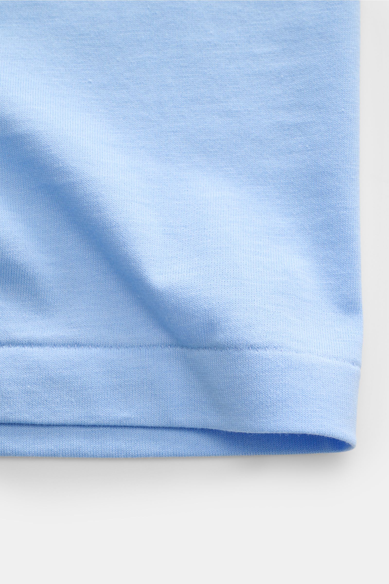 Nahaufnahme des hellblauen Polo Ralph Lauren Rundhals-T-Shirts mit weichem Jersey aus Baumwolle, Regular Fit und Polo-Bear-Print.