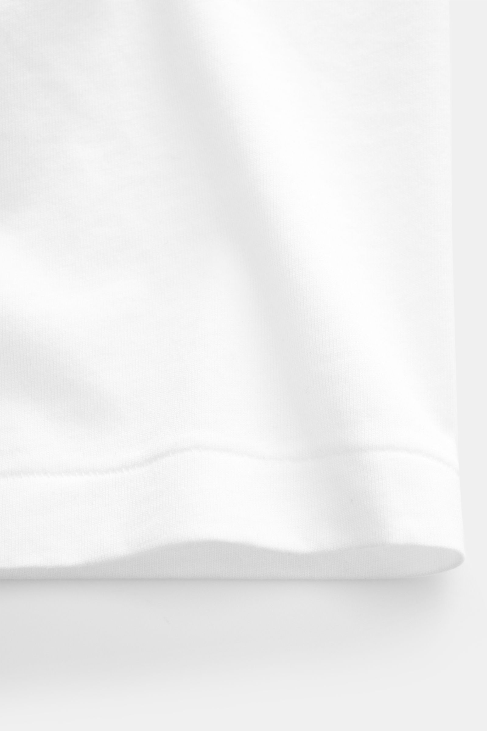 Weißes Polo Ralph Lauren Rundhals-T-Shirt im Regular Fit, weich aus Baumwolle, mit großem Polo-Bear-Print frontal fotografiert.