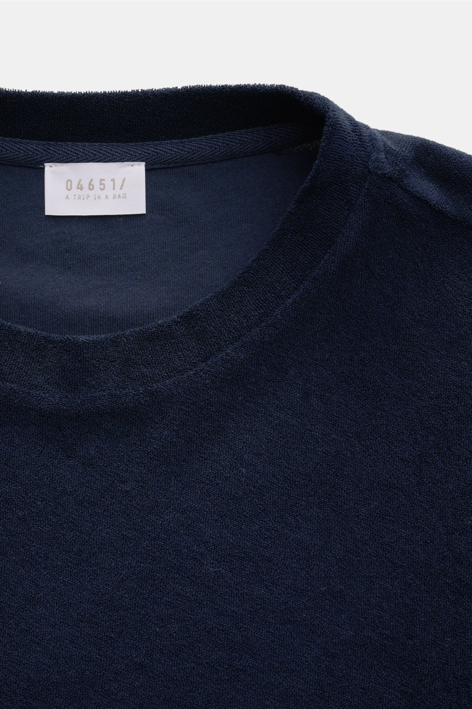 Close-up front view of the 04651/ A trip in a bag Terry T-shirt 'Terry Tee' navy, a soft terrycloth pure cotton crew neck with regular fit.

The clean T-shirt 'Terry Tee' by 04651/ A TRIP IN A BAG is made of soft terry in pure cotton fabric and is the 