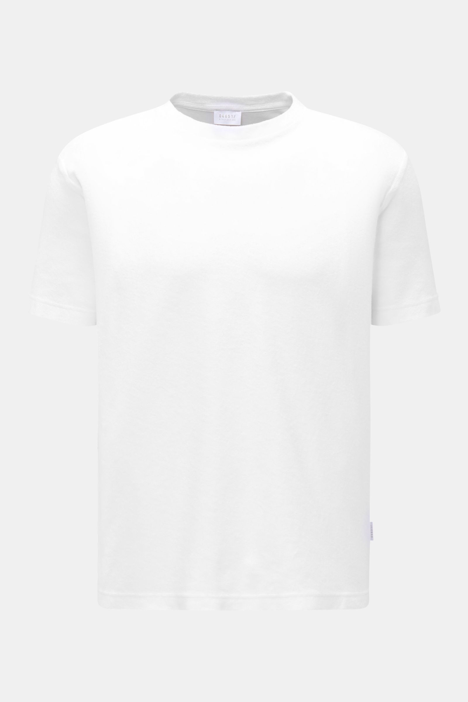 Front view of the 04651/ A trip in a bag Terry T-shirt 'Terry Tee' white, a clean, soft terry cotton T-shirt with crew neck and regular fit.

The clean T-shirt 'Terry Tee' by 04651/ A TRIP IN A BAG is made of soft terry in pure cotton fabric and is the