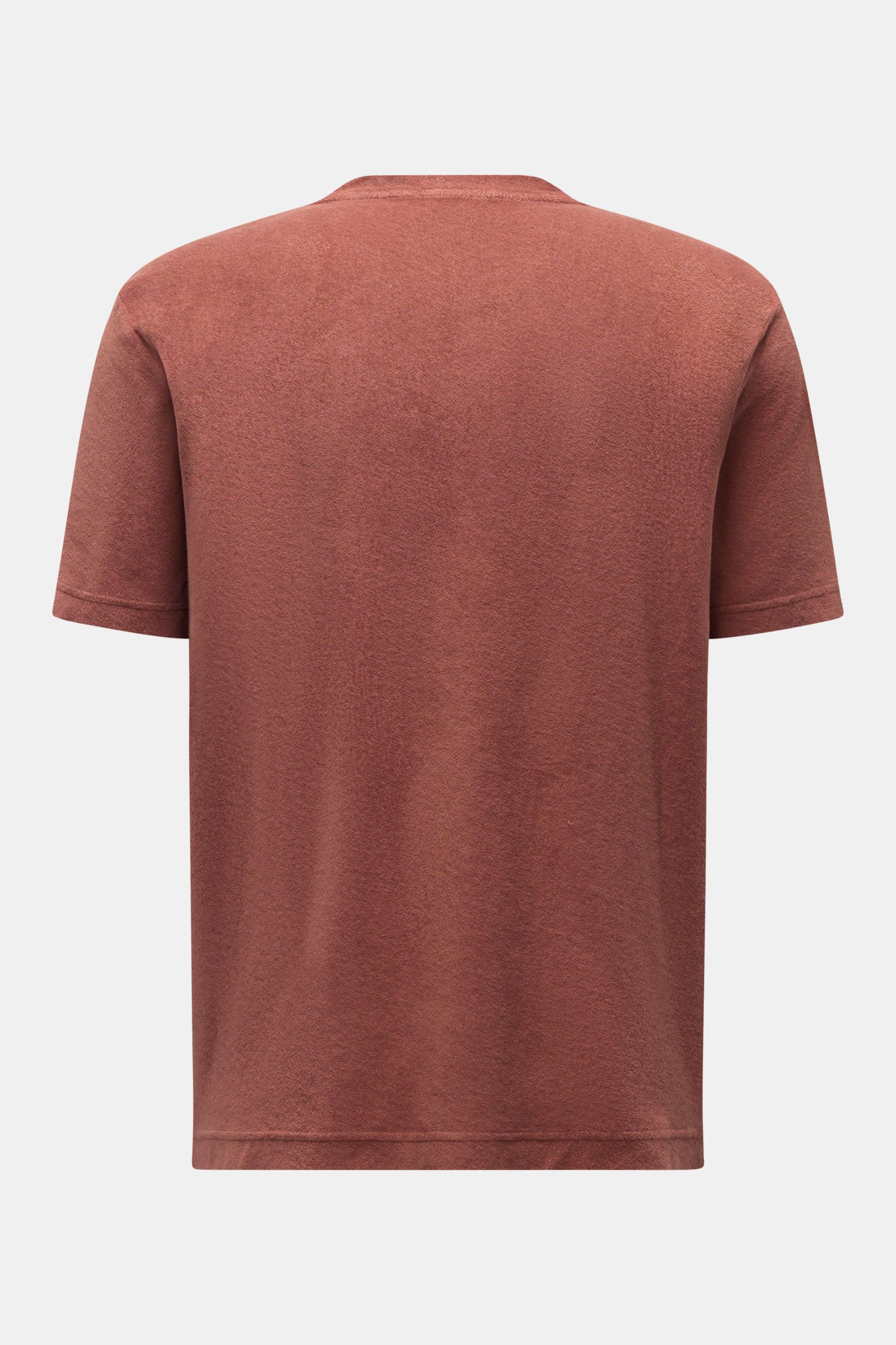 Back view of the 04651/ A trip in a bag Terry T-shirt 'Terry Tee' rust brown, made of soft pure cotton terrycloth with a crew neck and regular fit.

The clean T-shirt 'Terry Tee' by 04651/ A TRIP IN A BAG is made of soft terry in pure cotton fabric and