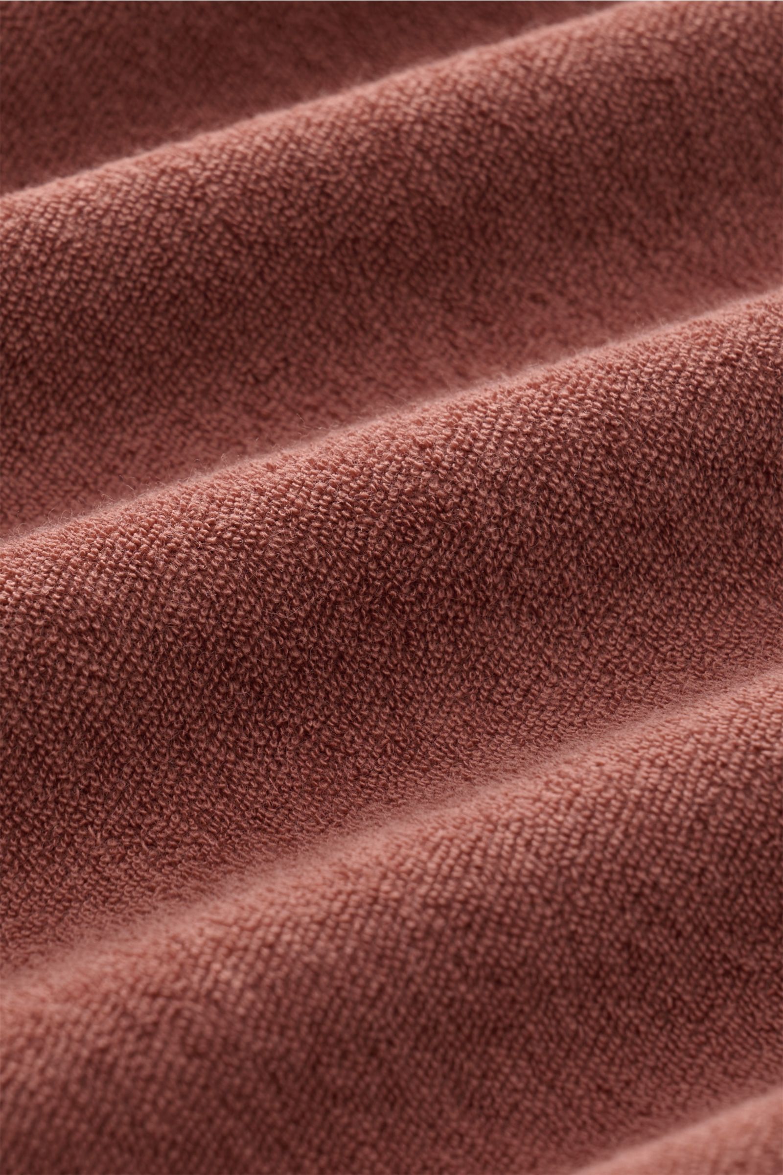 Close-up detailed view of rust brown terrycloth fabric showing texture and softness of the 04651/ A trip in a bag Terry T-shirt 'Terry Tee' rust brown.

The clean T-shirt 'Terry Tee' by 04651/ A TRIP IN A BAG is made of soft terry in pure cotton fabric