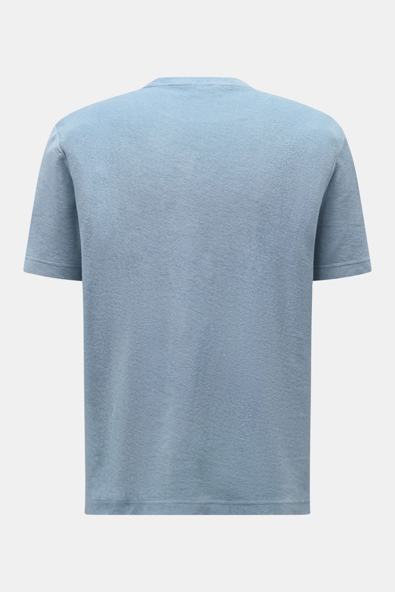 Rear view of the 04651/ A trip in a bag Terry T-shirt 'Terry Tee' smoky blue, made of soft pure cotton terrycloth with a crew neck and regular fit.

The clean T-shirt 'Terry Tee' by 04651/ A TRIP IN A BAG is made of soft terry in pure cotton fabric and