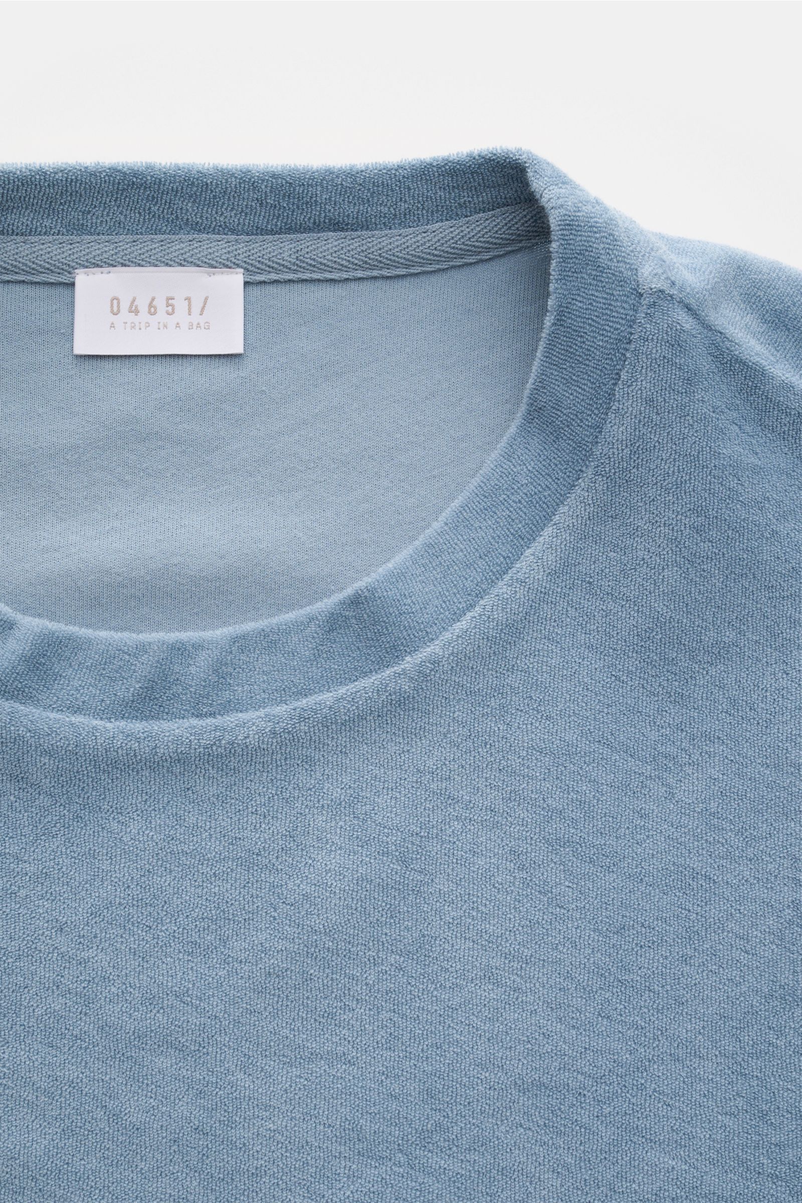 Close-up front view of the 04651/ A trip in a bag Terry T-shirt 'Terry Tee' smoky blue, made of soft pure cotton terrycloth, regular fit with crew neck and small woven label in the side seam, perfect everyday basic for beach or city.