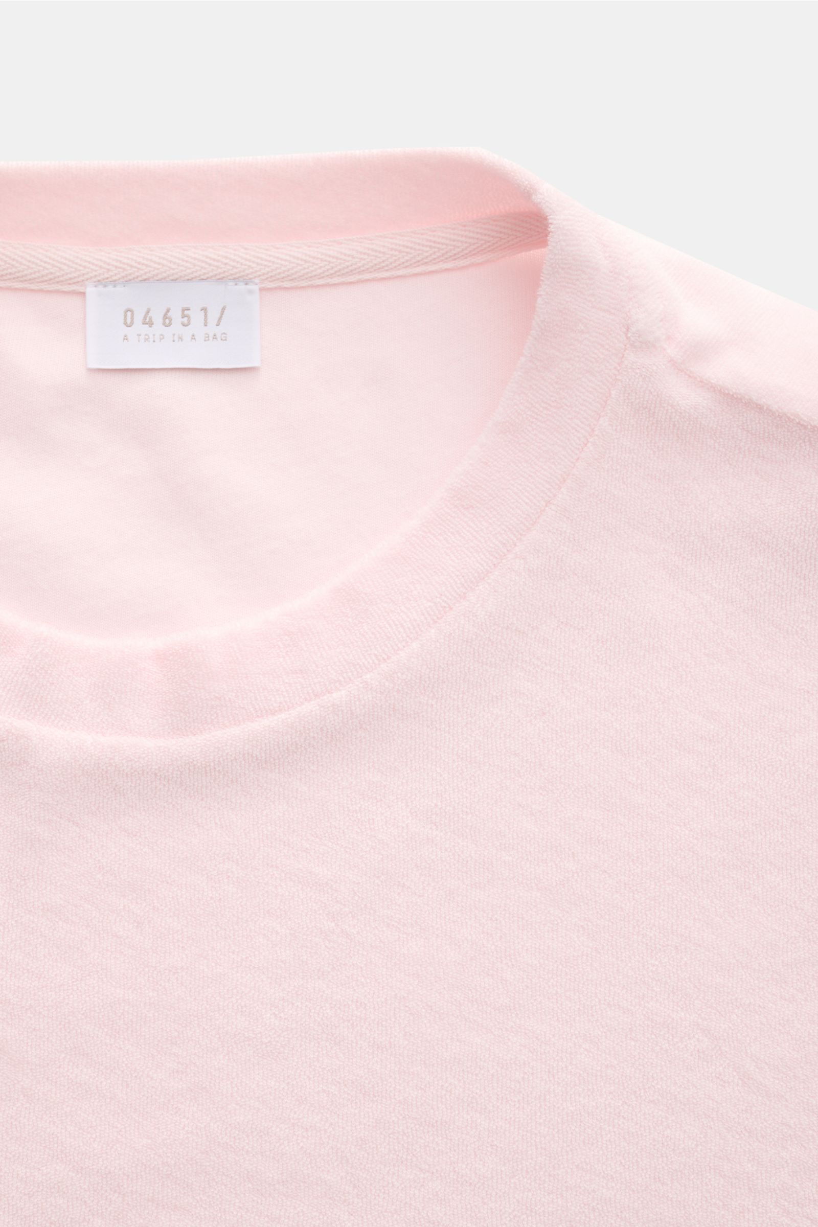 Close-up front view of the 04651/ A trip in a bag Terry T-shirt 'Terry Tee' rose showing the crew neck and label inside the soft pure cotton terrycloth fabric.

The clean T-shirt 'Terry Tee' by 04651/ A TRIP IN A BAG is made of soft terry in pure cotto