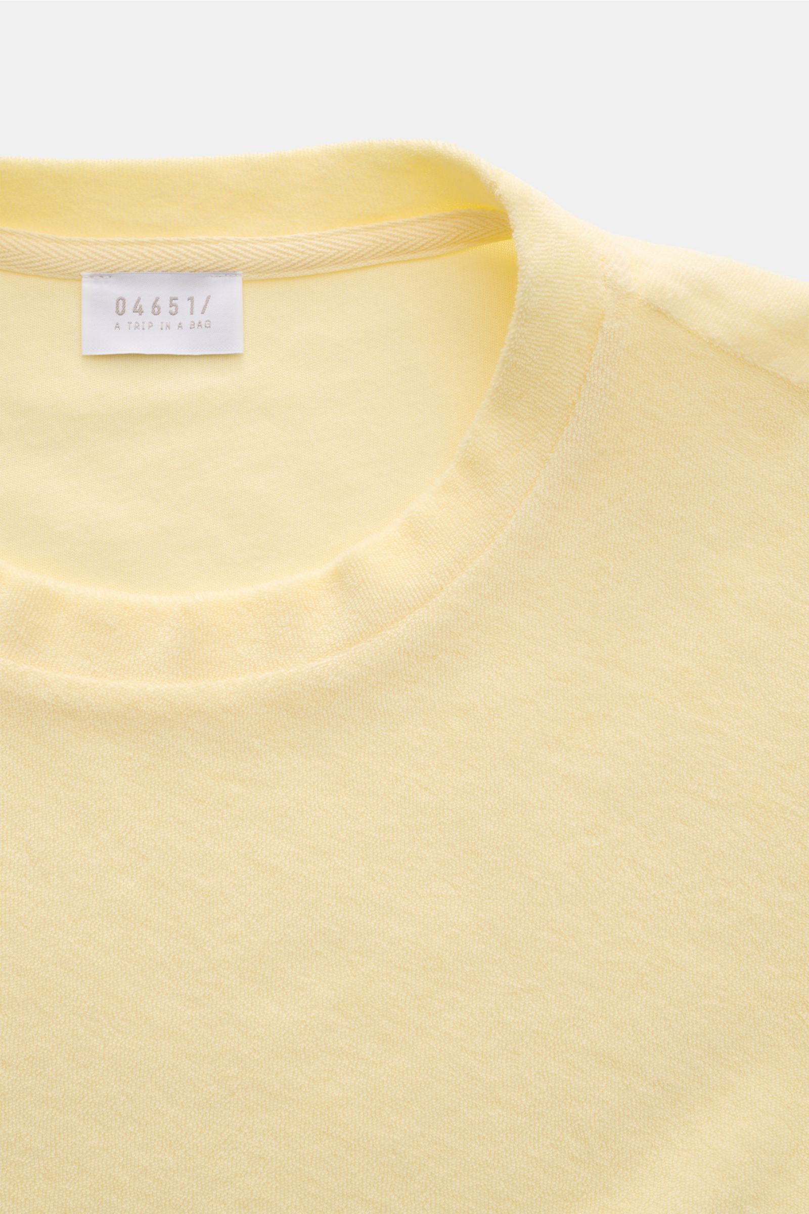04651/ A trip in a bag Frottee T-Shirt 'Terry Tee' pastellgelb, Nahaufnahme von Rundhalsausschnitt, weiches Frottee aus reiner Baumwolle, Regular Fit, kleines Weblabel in Seitennaht.