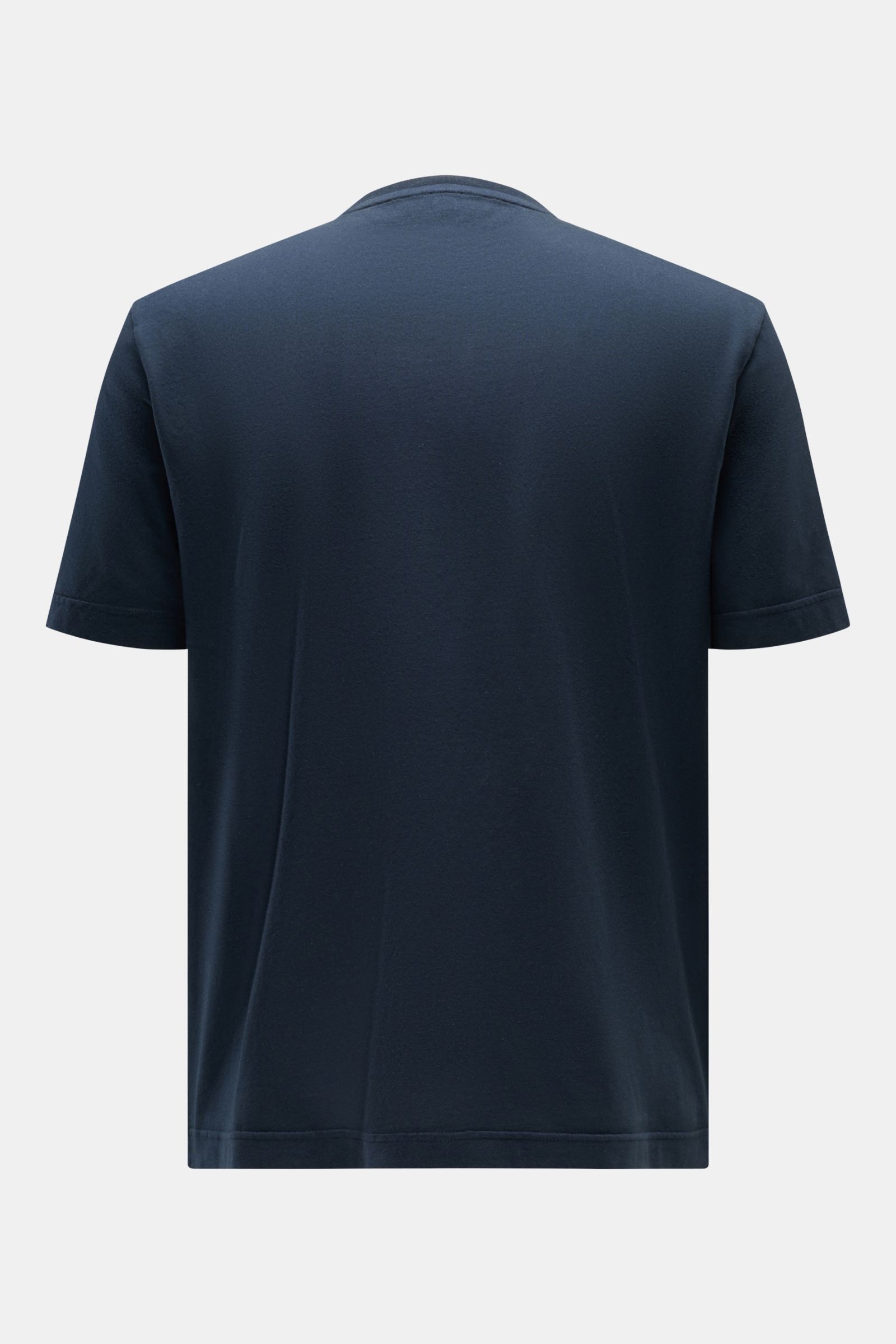 Rückansicht des 04651/ A trip in a bag Rundhals-T-Shirt navy aus weichem Jersey, Regular Fit, Rundhalsausschnitt, Weblabel, kurze Saumschlitze.