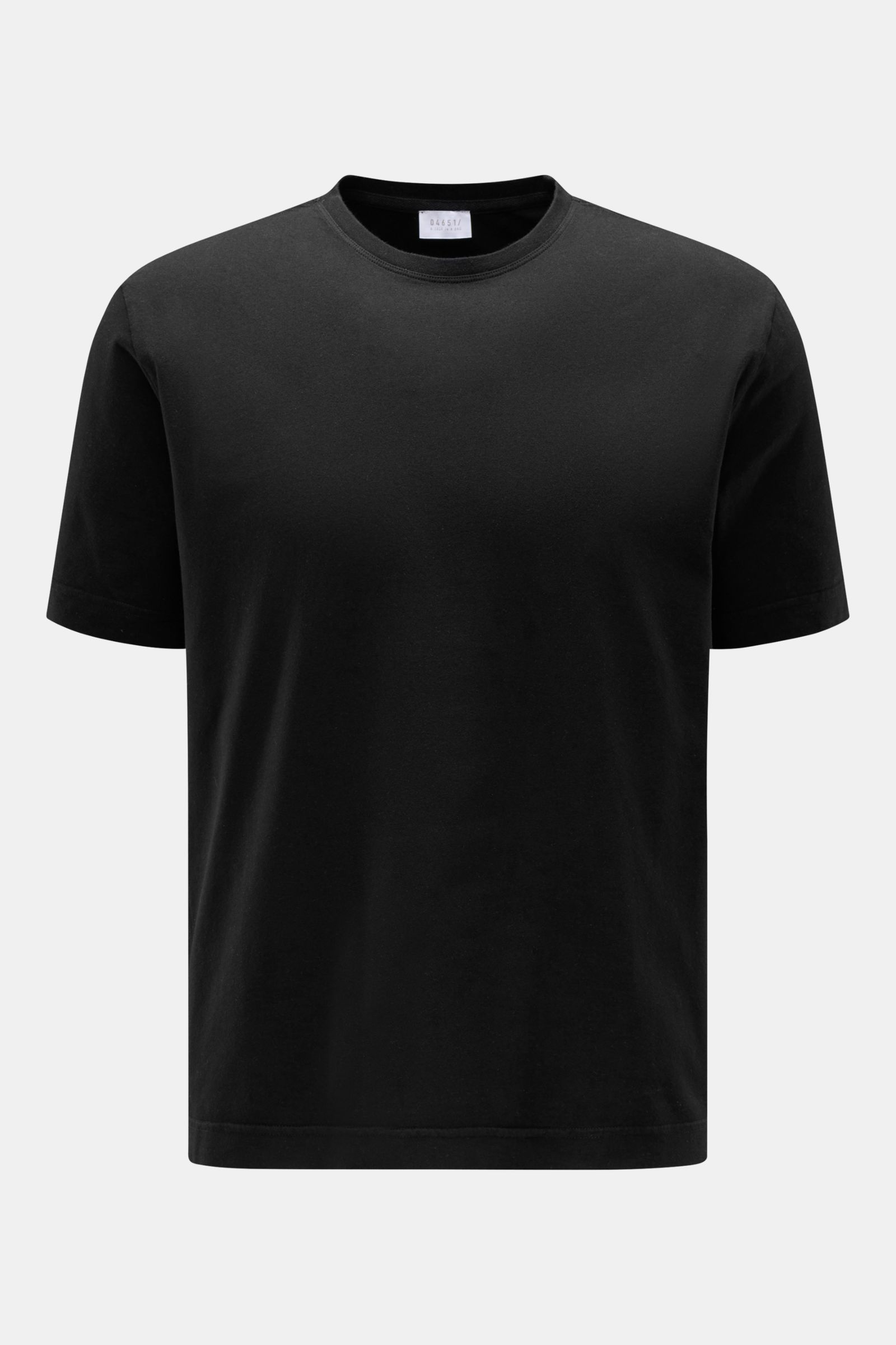 Frontale Nahaufnahme des schwarzen 04651/ A trip in a bag Rundhals-T-Shirts mit Rundhalsausschnitt, Regular Fit, weichem Jersey aus reiner Baumwolle, kleinem Weblabel und kurzen Saumschlitzen.