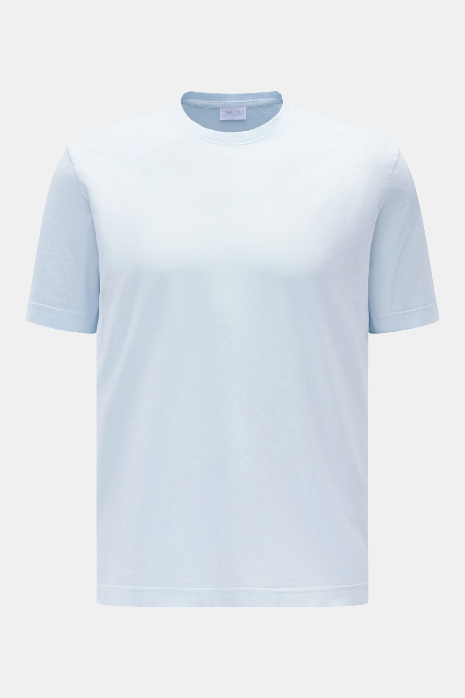 Frontale Nahaufnahme des pastellblauen 04651/ A trip in a bag Rundhals-T-Shirts aus reiner Baumwolle, Regular Fit, weicher Griff, mit Rundhalsausschnitt und kleinem Weblabel.