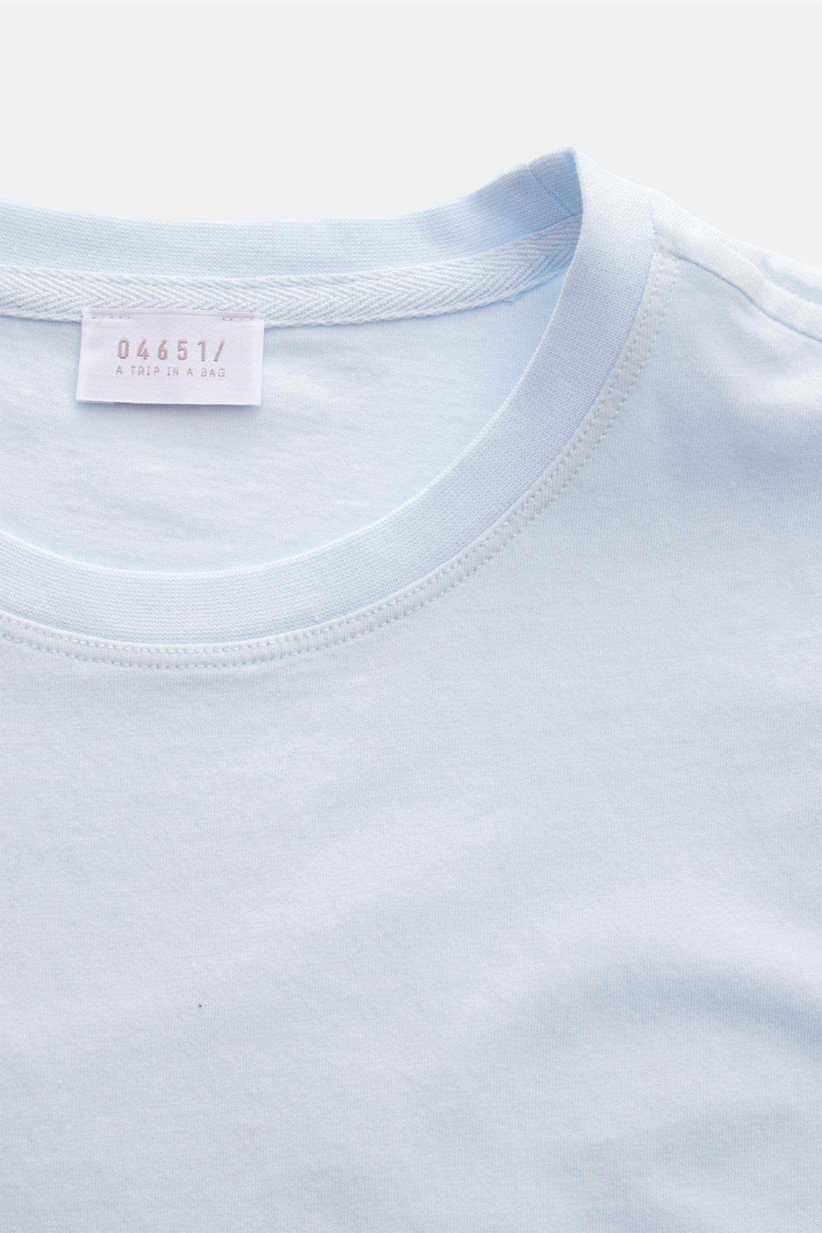 04651/ A trip in a bag Rundhals-T-Shirt pastellblau, Front nah, Jersey aus reiner Baumwolle, weicher Griff, Regular Fit, Rundhalsausschnitt, kleines Weblabel.