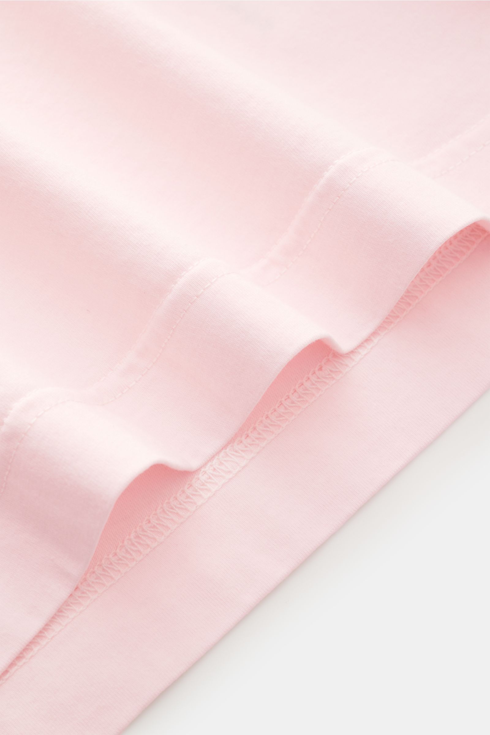 Nahaufnahme der Saumnaht des 04651/ A trip in a bag Rundhals-T-Shirt rosé, Jersey aus reiner Baumwolle, weicher Griff, Regular Fit, Rundhalsausschnitt, kleines Weblabel.