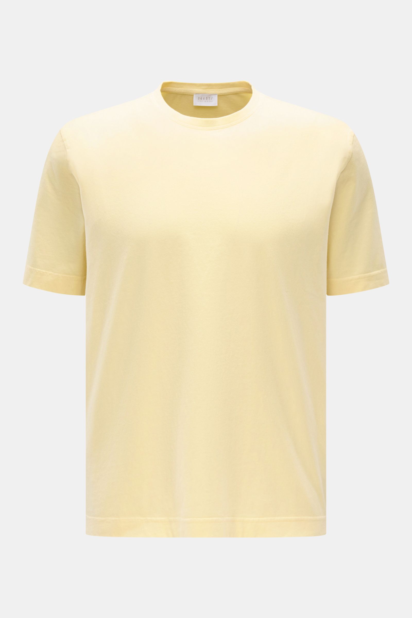 Frontansicht des pastellgelben 04651/ A trip in a bag Rundhals-T-Shirts aus weichem, reiner Baumwoll-Jersey, Regular Fit mit kleinem Weblabel.