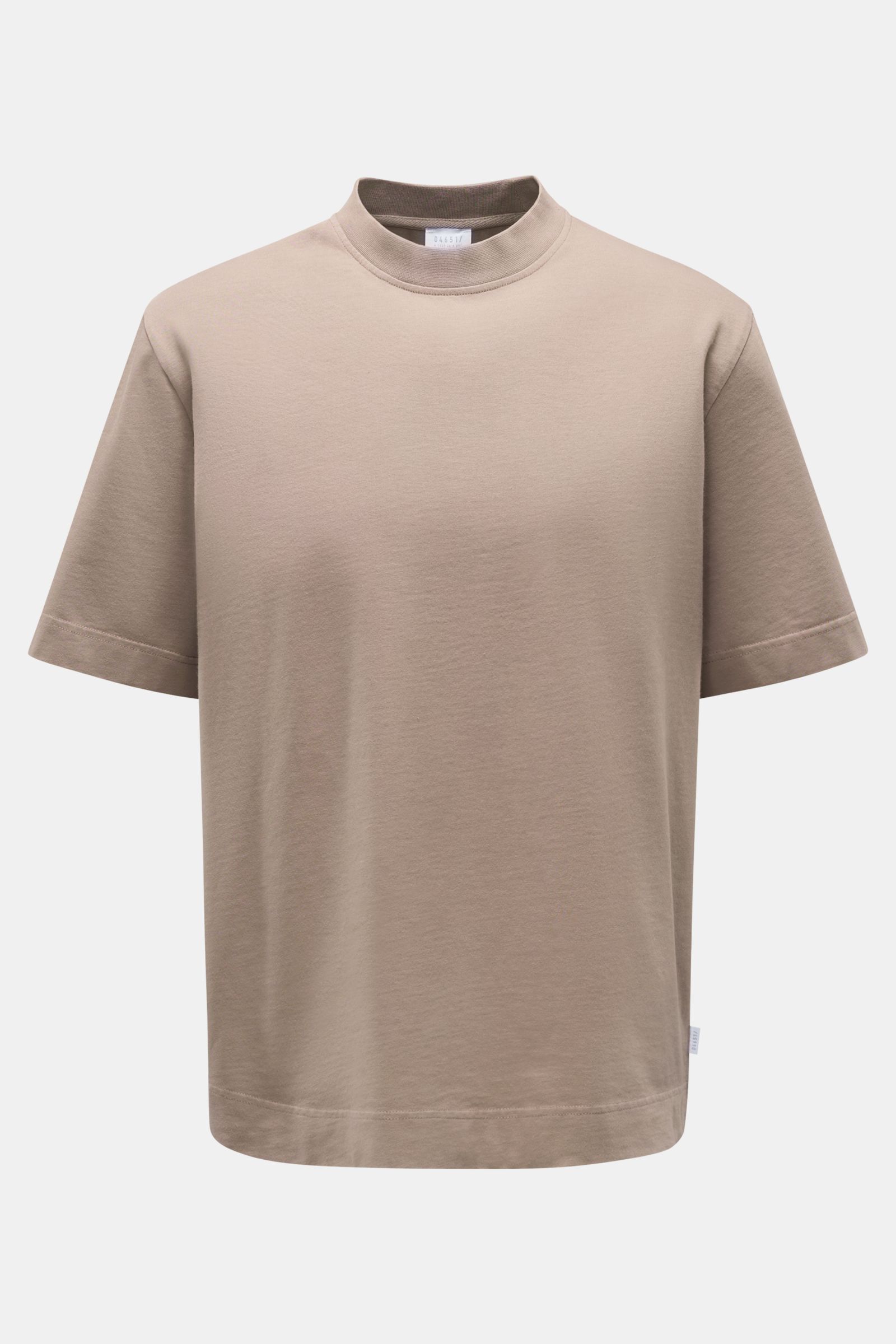 04651/ A trip in a bag Rundhals-T-Shirt taupe, robustes Basic aus schwerem Baumwoll-Jersey, Regular Fit, Rundhalsausschnitt, kleines Weblabel, Frontansicht.