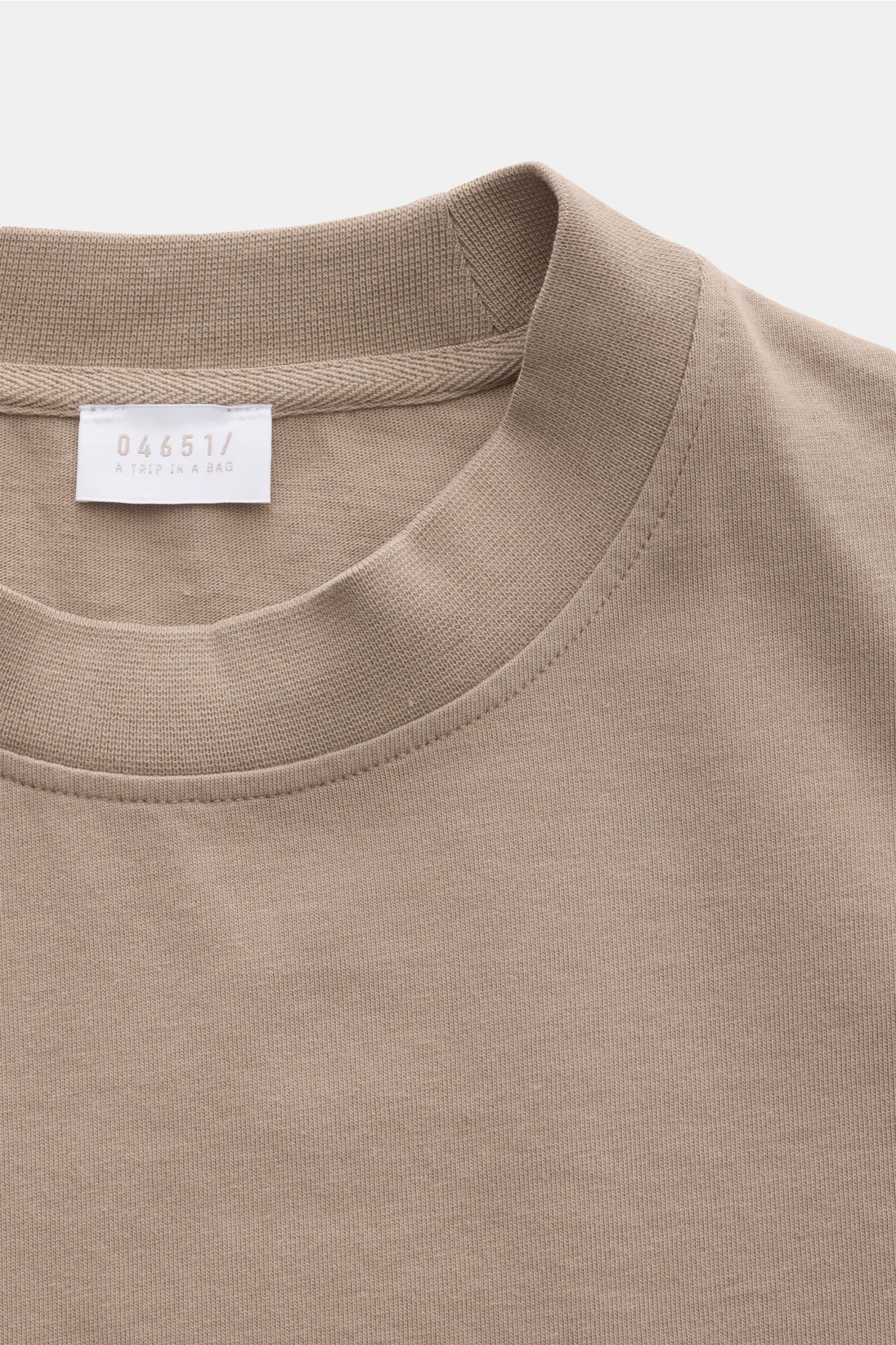 Nahe Aufnahme des taupefarbenen 04651/ A trip in a bag Rundhals-T-Shirts, robustes Basic aus schwerem Baumwoll-Jersey mit kleinem Weblabel.