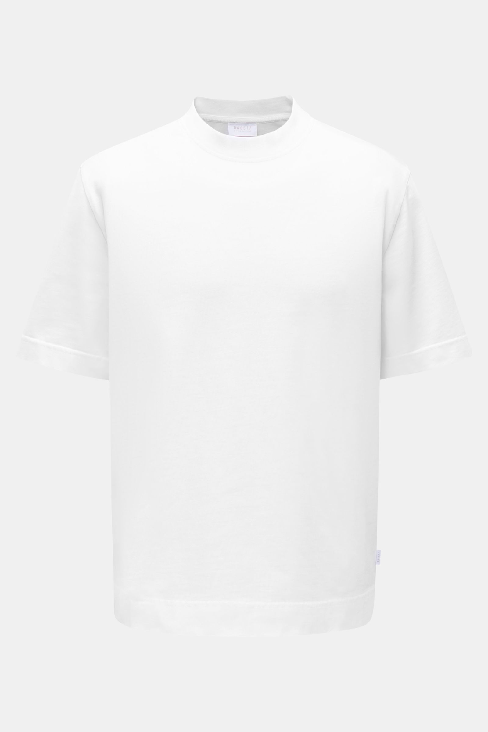 04651/ A trip in a bag Rundhals-T-Shirt weiß, robustes Basic aus schwerem Baumwoll-Jersey, Regular Fit, Rundhalsausschnitt, Weblabel, Frontansicht.