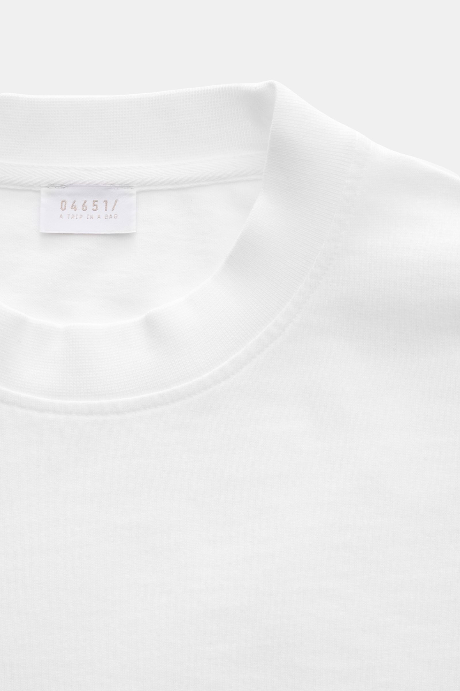 04651/ A trip in a bag Rundhals-T-Shirt weiß, Nahaufnahme von Rundhalsausschnitt, aus schwerem Baumwoll-Jersey mit kleinem Weblabel.