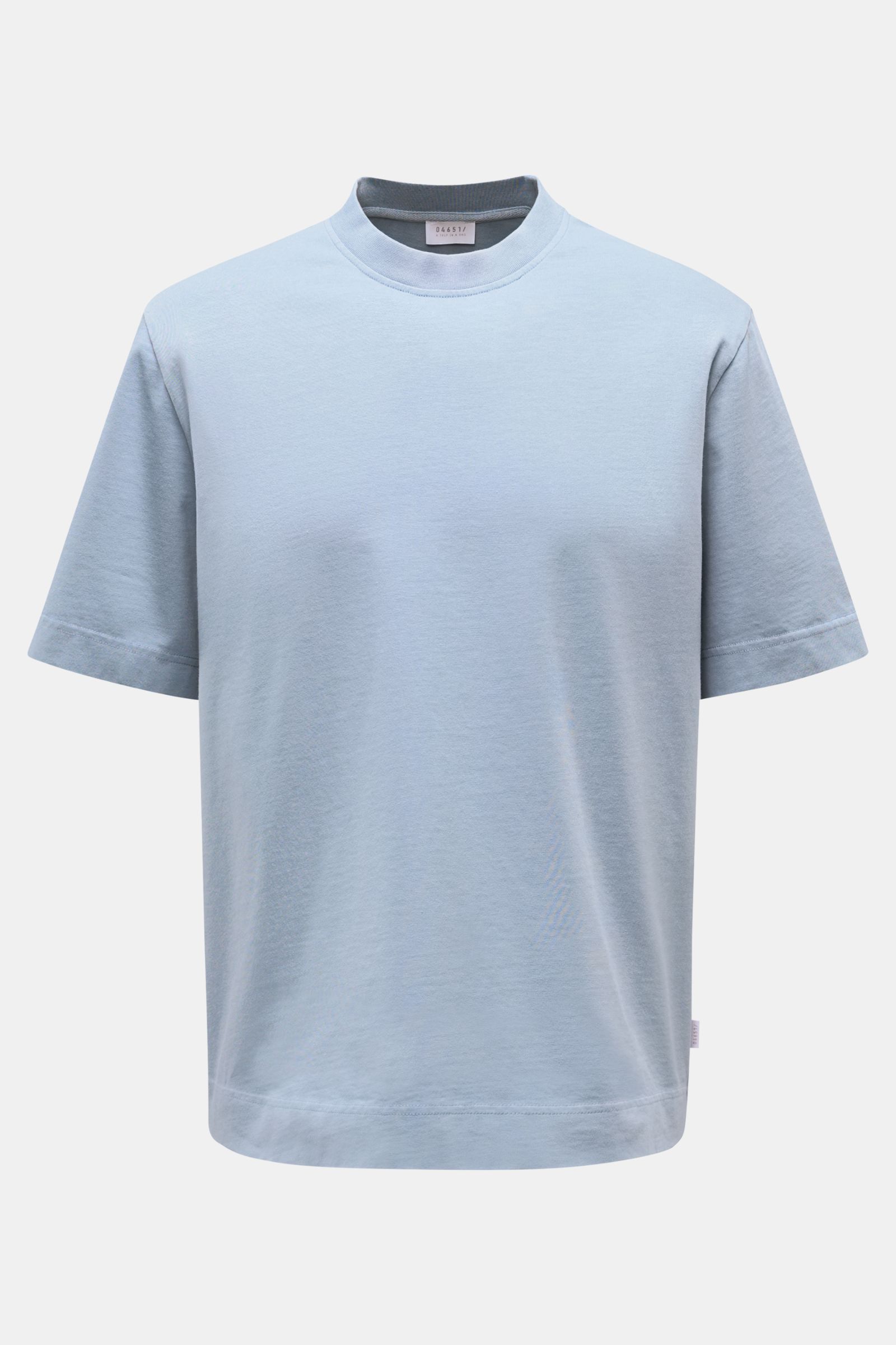 04651/ A trip in a bag Crew neck T-shirt smoky blue shown from the front, made of pure cotton heavy fabric with regular fit, crew neck, slightly robust touch, and small woven label. Robust basic: This crew neck T-shirt by 04651/ A TRIP IN A BAG is made of