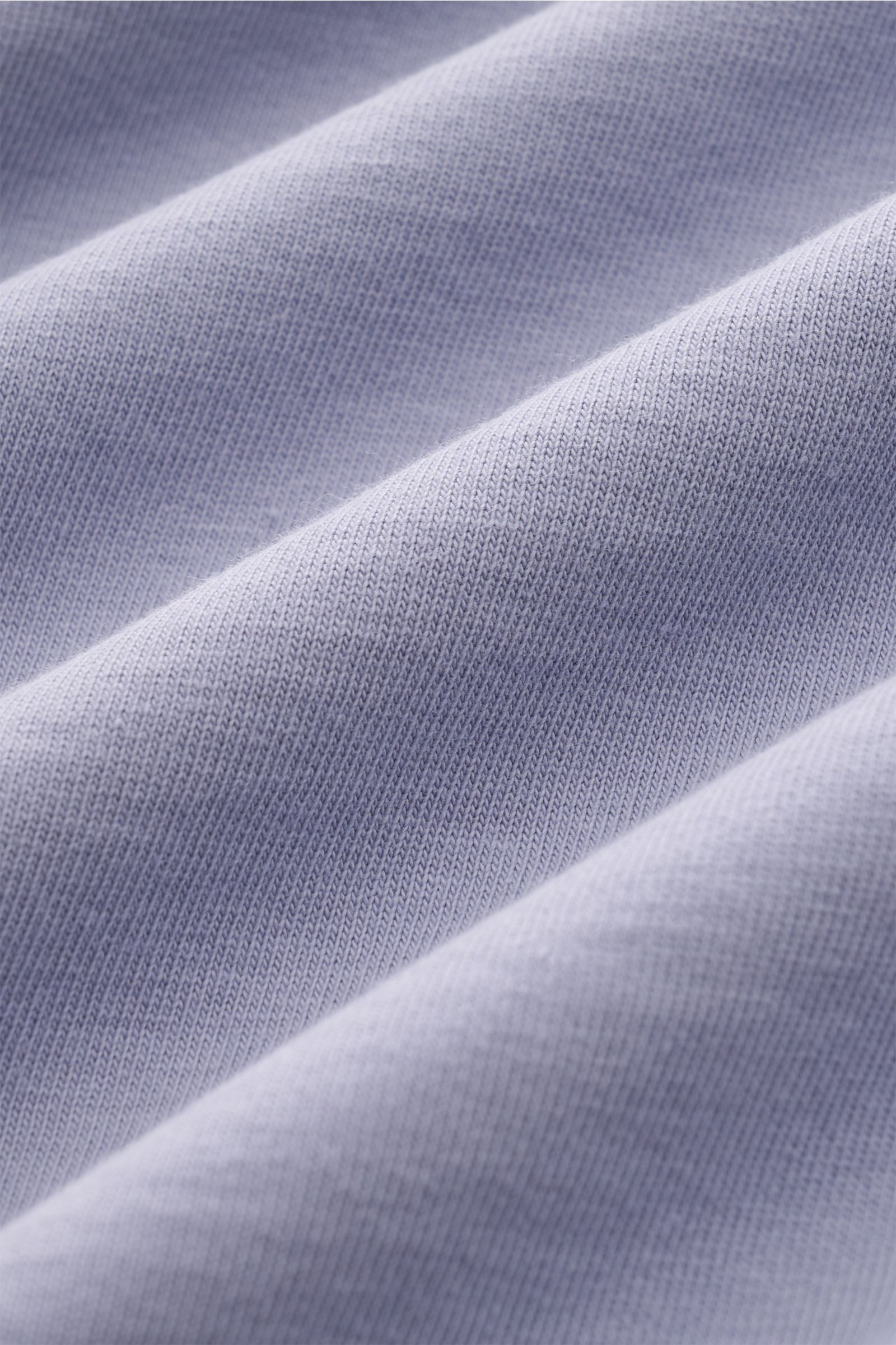 Nahaufnahme des 04651/ A trip in a bag Rundhals-T-Shirt lavender aus schwerem, robustem Baumwoll-Jersey mit leicht griffiger Haptik, kleines Weblabel.