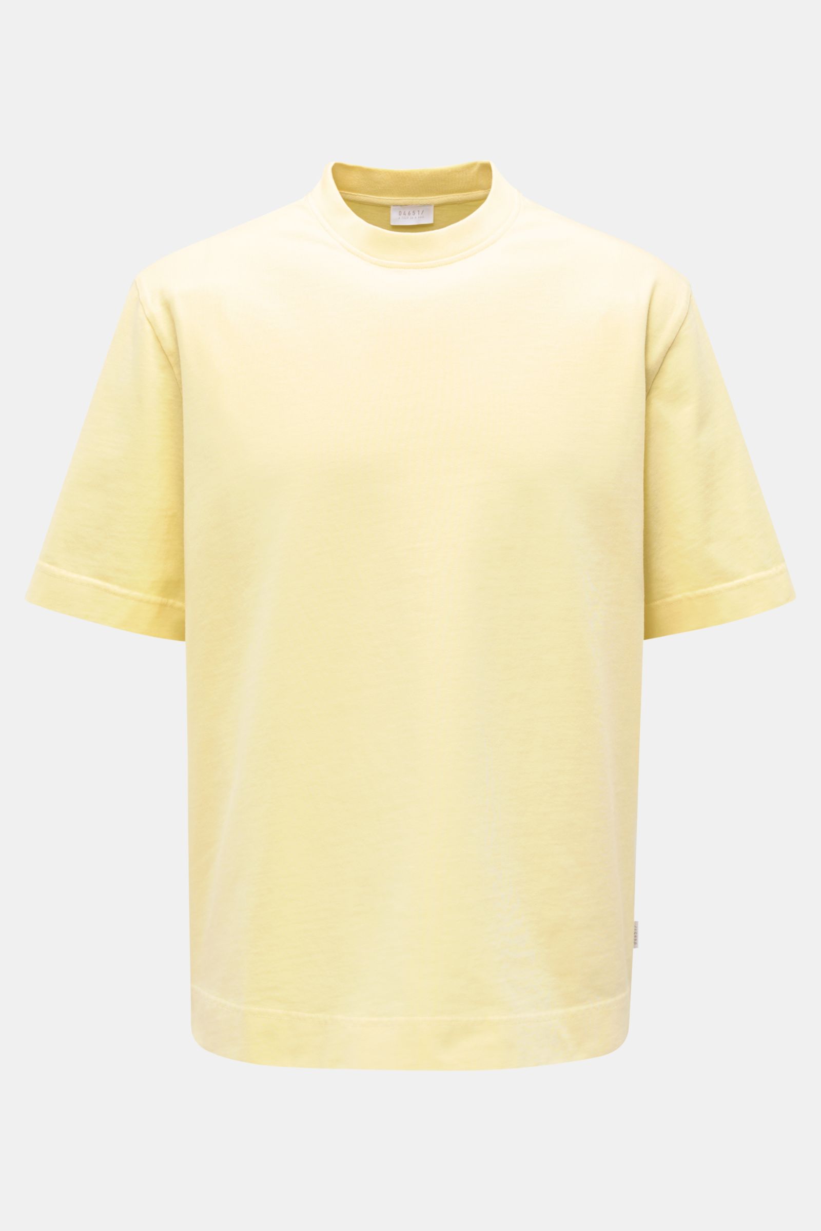 Frontale Nahaufnahme des 04651/ A trip in a bag Rundhals-T-Shirts pastellgelb aus robuster, schwerer Baumwolle mit Regular Fit, Rundhalsausschnitt und kleinem Weblabel.