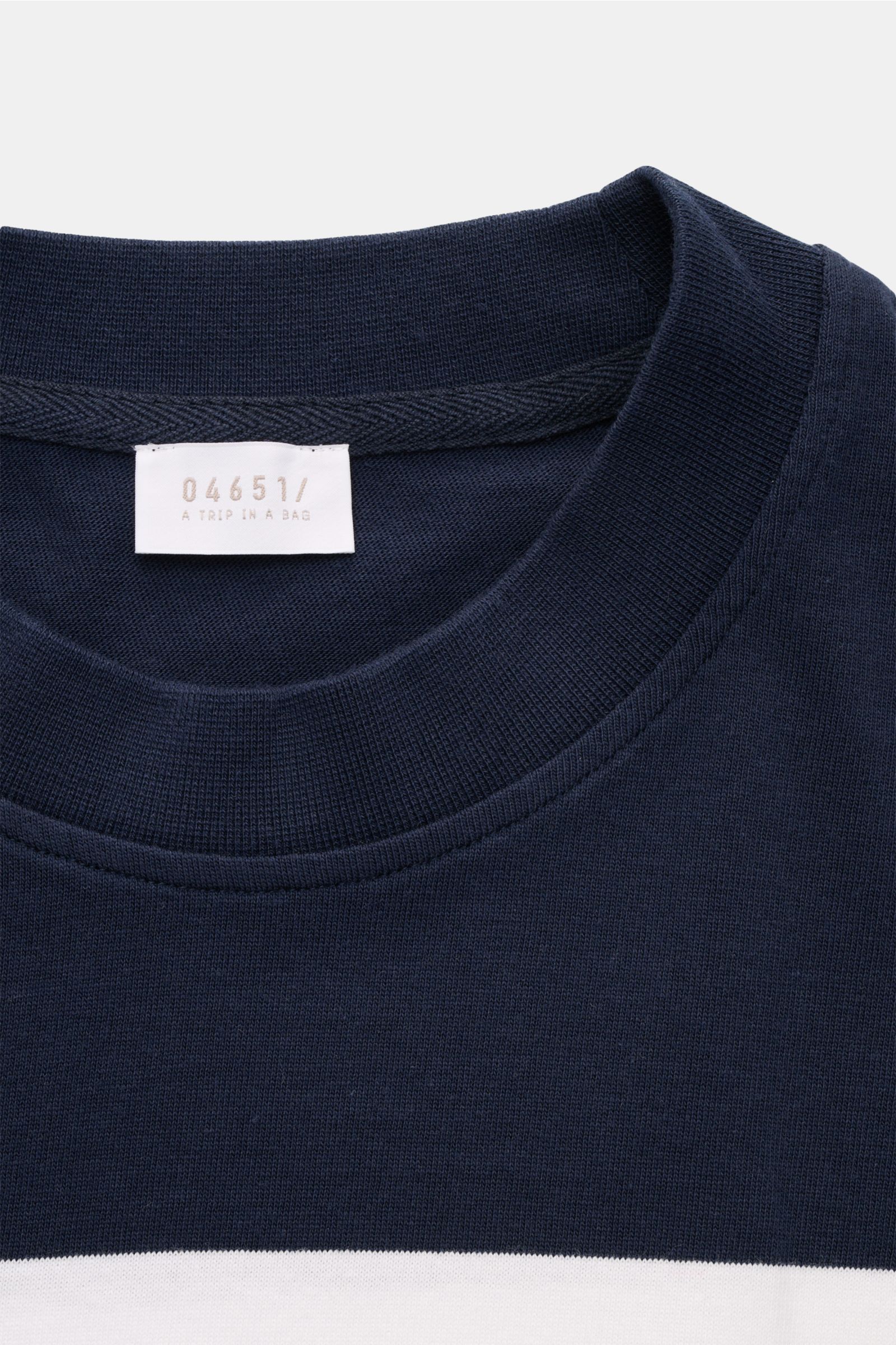 Nahaufnahme des Rundhalsausschnitts von 04651/ A trip in a bag Rundhals-T-Shirt 'Nunu' navy/weiß gestreift, schwere Baumwolle, weicher Griff.