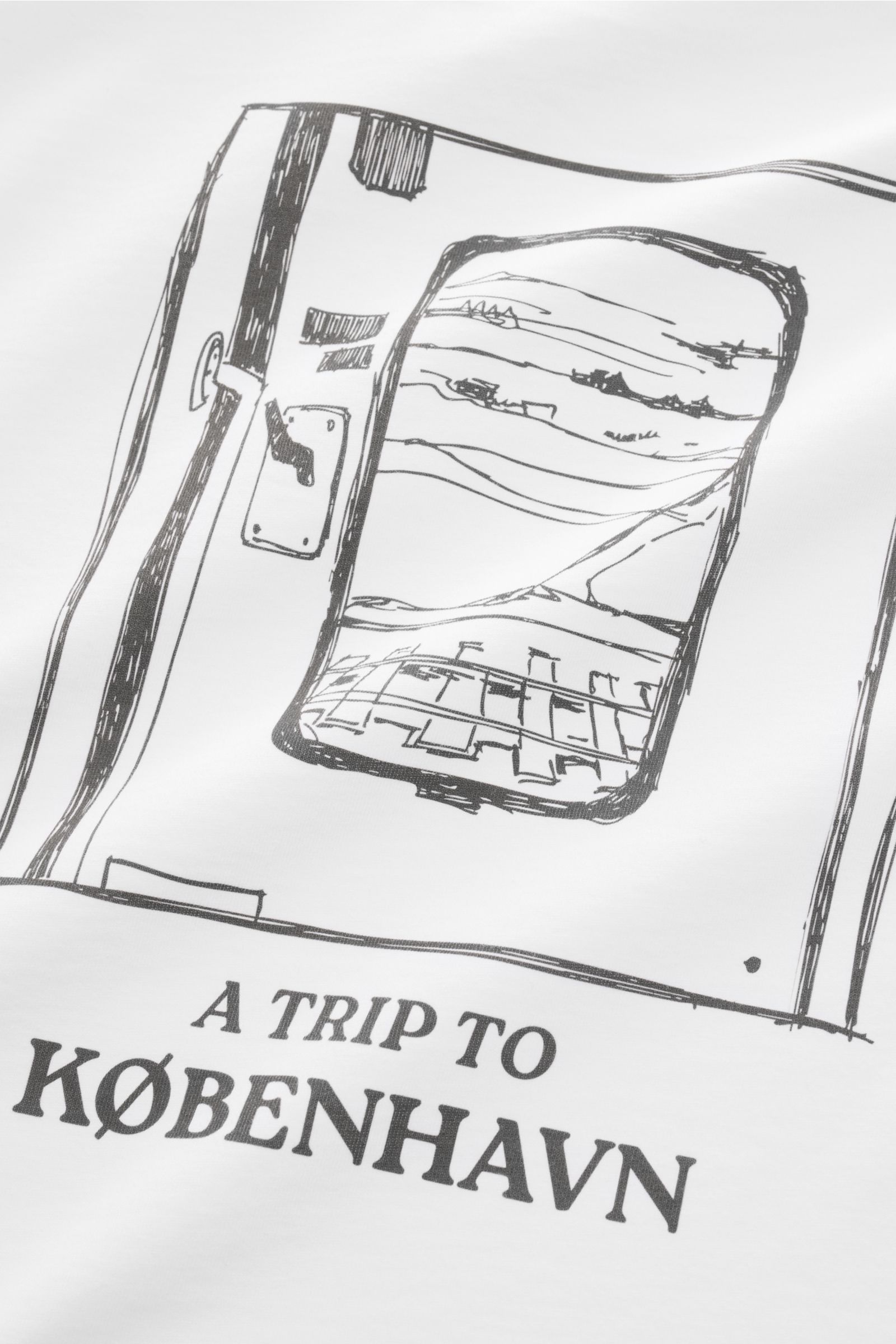 Nahaufnahme des rückwärtigen Kopenhagen-inspirierten Prints auf dem weißen 04651/ A trip in a bag T-Shirt 'Nunu' aus reiner Baumwolle mit weichem Griff, Regular Fit und Rundhalsausschnitt.