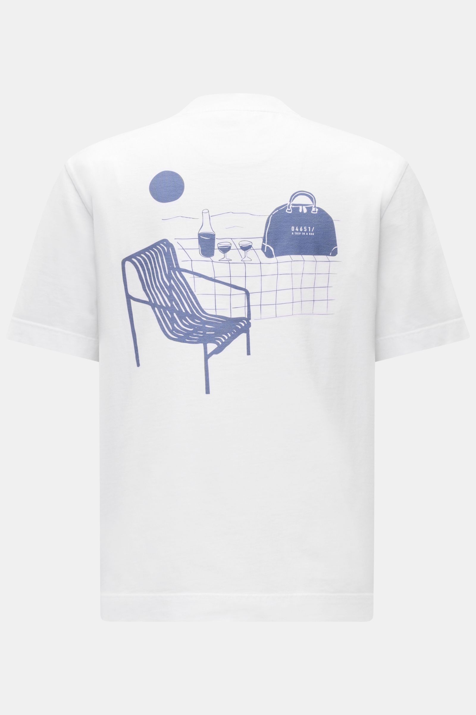 Rückansicht des weißen 04651/ A trip in a bag T-Shirts 'Nunu' mit blauem Urlaubs-Print, Regular Fit, Rundhals, reine Baumwolle, weicher Griff.