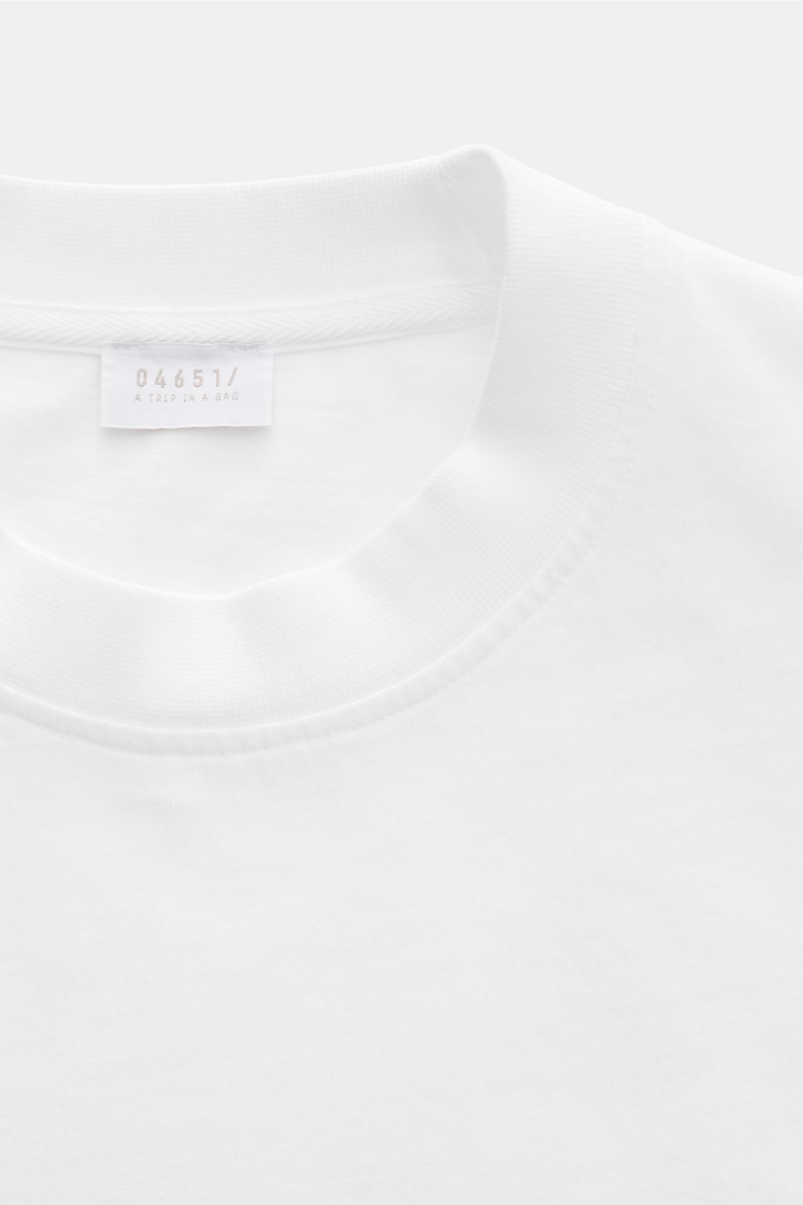 Weißes 04651/ A trip in a bag T-Shirt 'Nunu' aus reiner Baumwolle mit Rundhalsausschnitt, weichem Griff und rückwärtigem Print, Nahaufnahme.