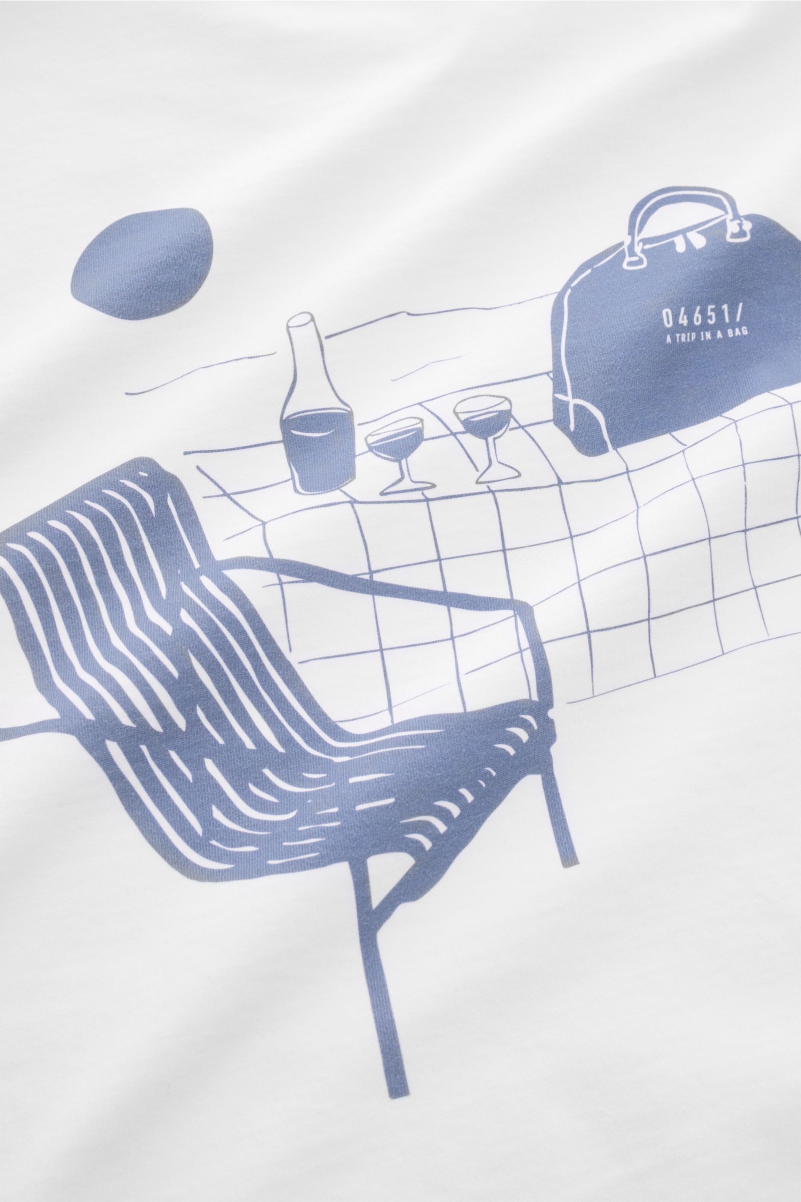 04651/ A trip in a bag T-Shirt 'Nunu' weiß, Detailaufnahme des rückwärtigen minimalistischen Urlaubs-Prints mit Stuhl, Weinflasche, Gläsern und Tasche. Basic mit Print-Akzent, reine Baumwolle, weicher Griff, Regular Fit, Rundhalsausschnitt.