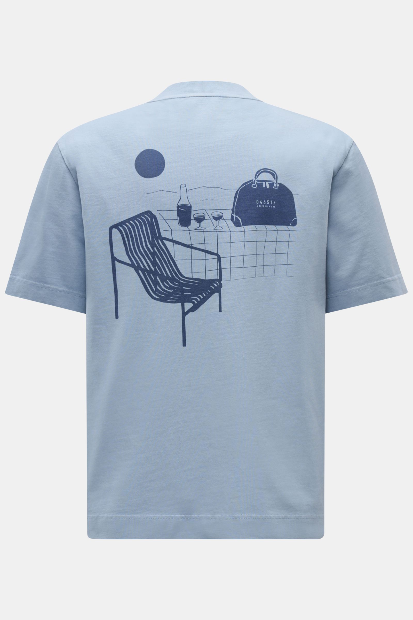 Rear view of 04651/ A trip in a bag T-shirt 'Nunu' smoky blue showing a minimalist holiday print with chair, bottle, glasses, and bag.

A basic with a print accent: With its minimalist holiday print, this T-shirt by 04651/ A TRIP IN A BAG makes a moder