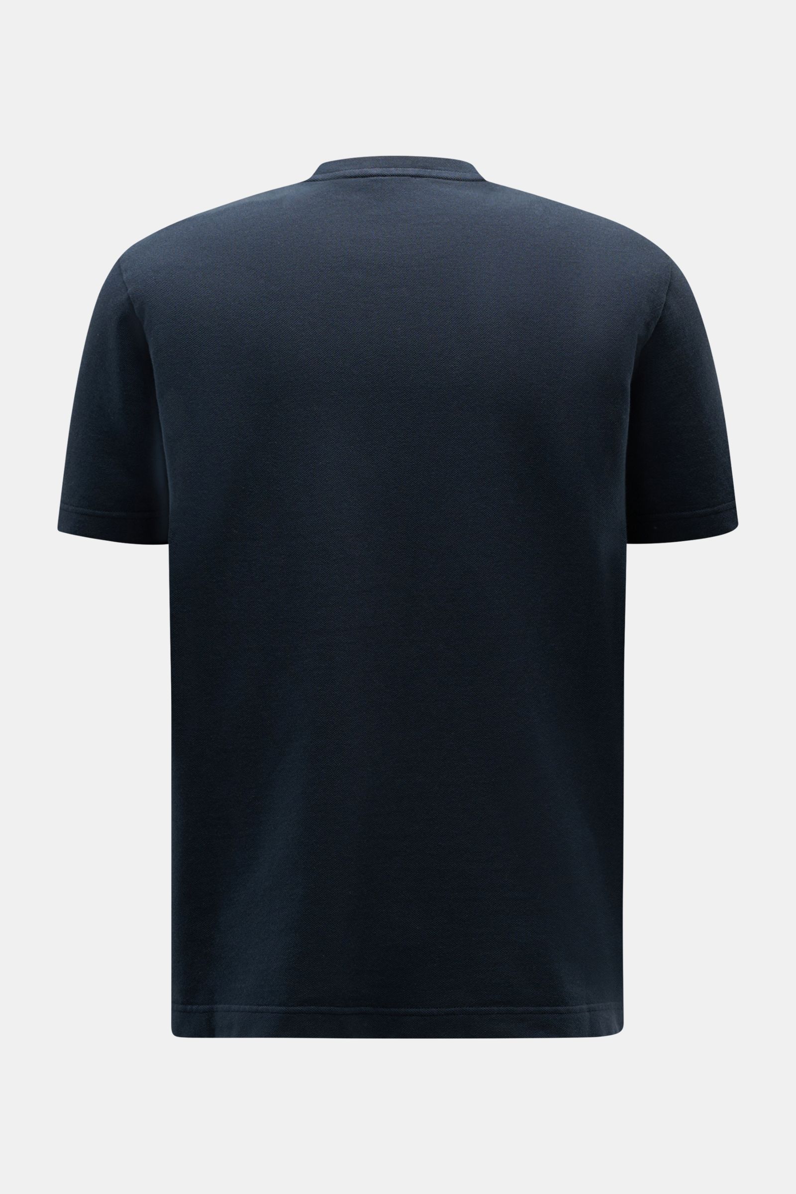 Rear view of the 04651/ A trip in a bag Piqué T-shirt navy, a slim fit summer essential in pure piqué cotton with crew neck.

Summer essential: This piqué T-shirt from 04651/ A TRIP IN A BAG is a versatile staple that's perfect for warm days.

