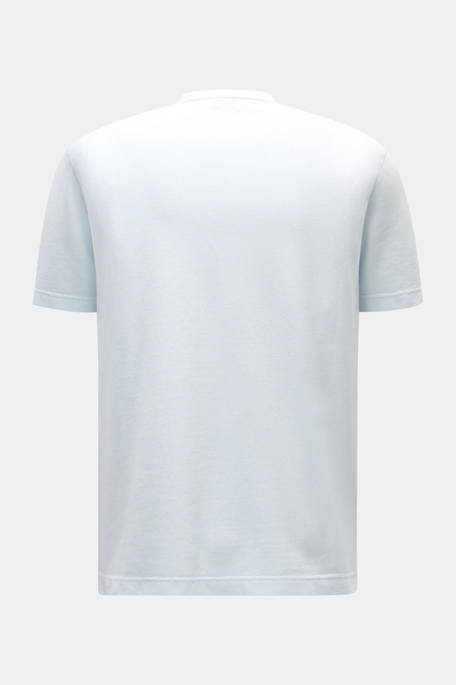Rear view of the 04651/ A trip in a bag Piqué T-shirt pastel blue, slim fit with crew neck, ribbed bands, and woven side label.

Summer essential: This piqué T-shirt from 04651/ A TRIP IN A BAG is a versatile staple that's perfect for warm days.
