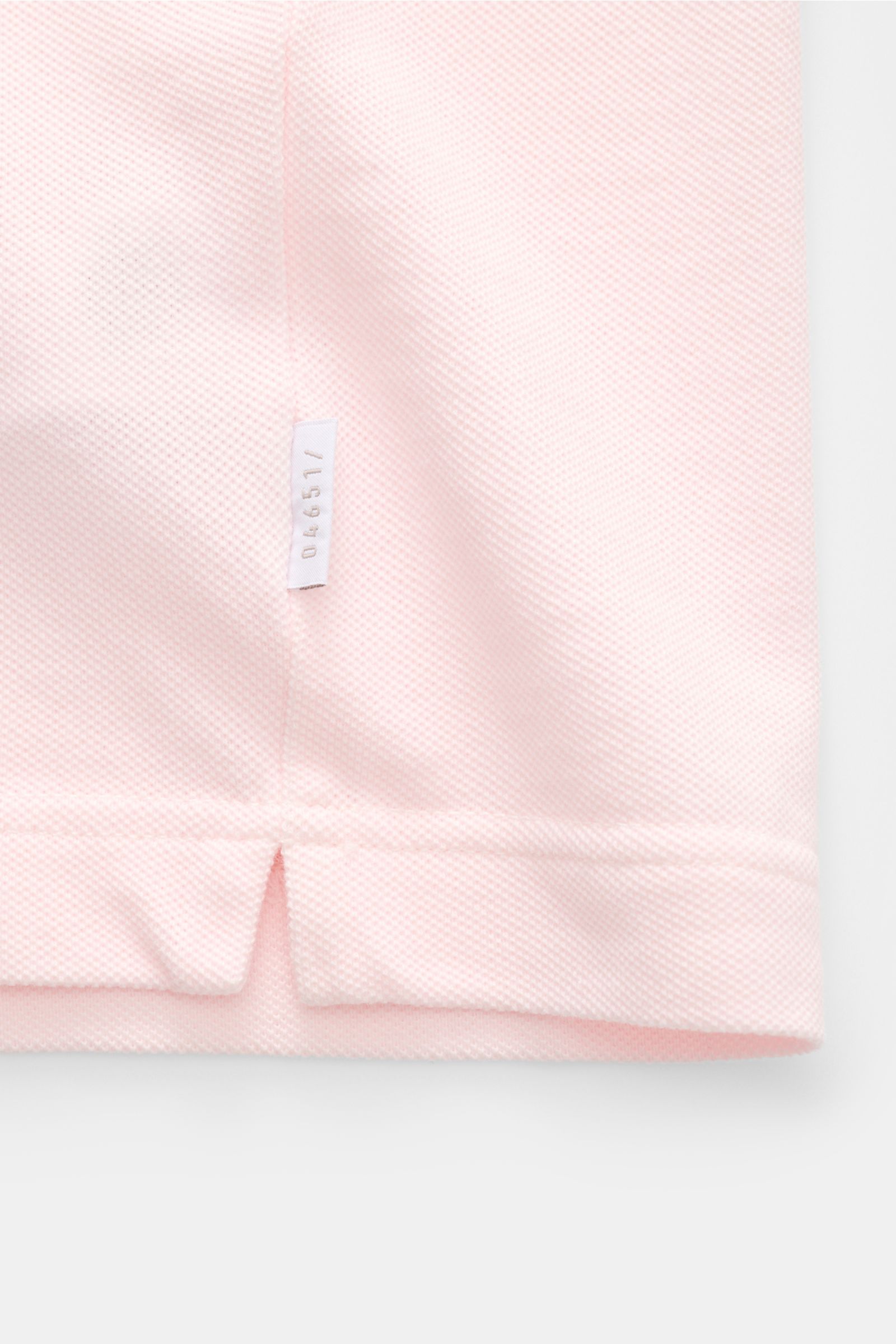Close-up of the hem and side seam of the 04651/ A trip in a bag Piqué T-shirt rose, showing pure piqué cotton fabric and woven label, photographed from the side.

Summer essential: This piqué T-shirt from 04651/ A TRIP IN A BAG is a versatile staple th