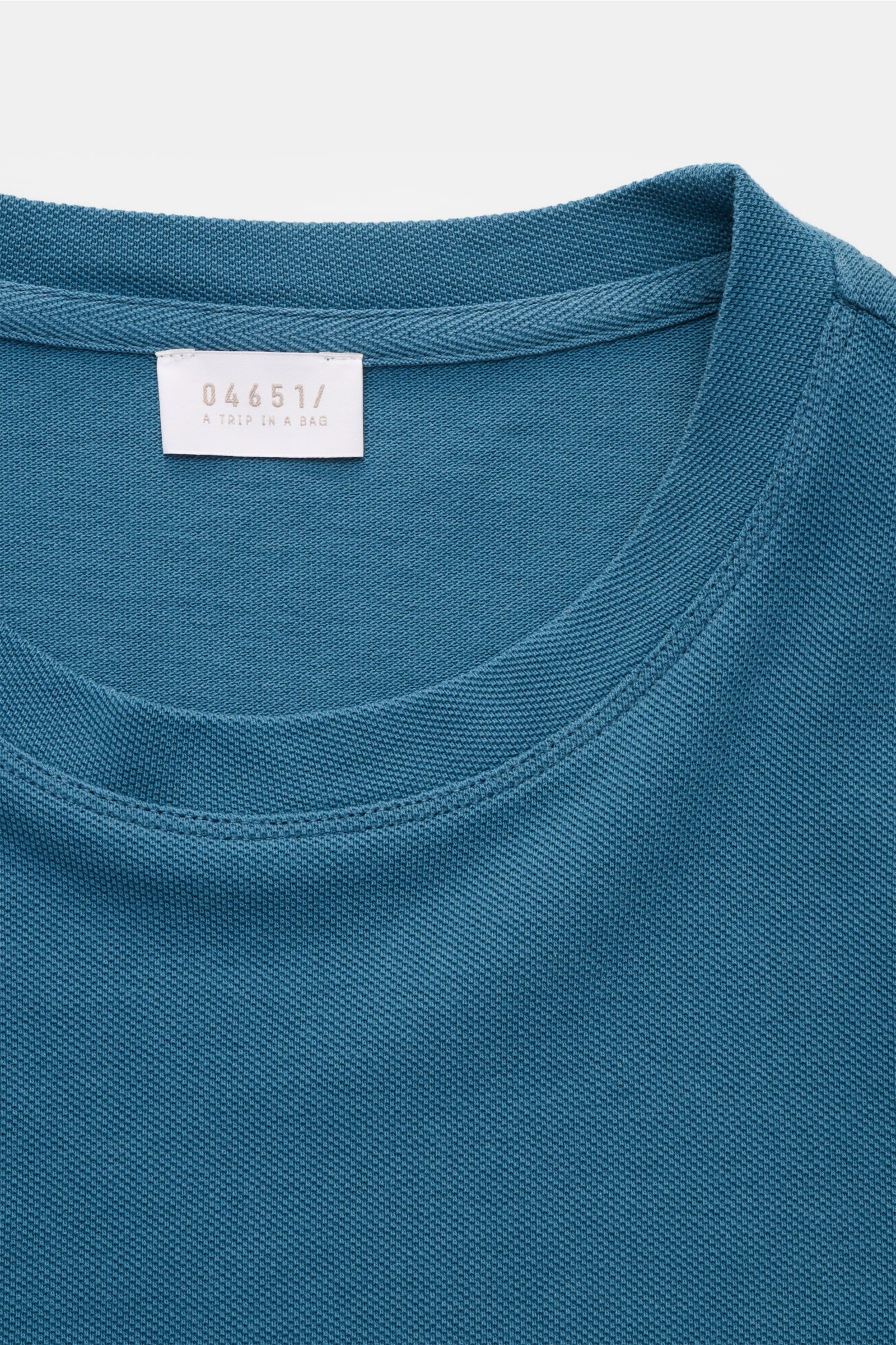 Close-up front view of 04651/ A trip in a bag Piqué T-shirt teal showing crew neck and textured pure piqué cotton fabric.

Summer essential: This piqué T-shirt from 04651/ A TRIP IN A BAG is a versatile staple that's perfect for warm days.

