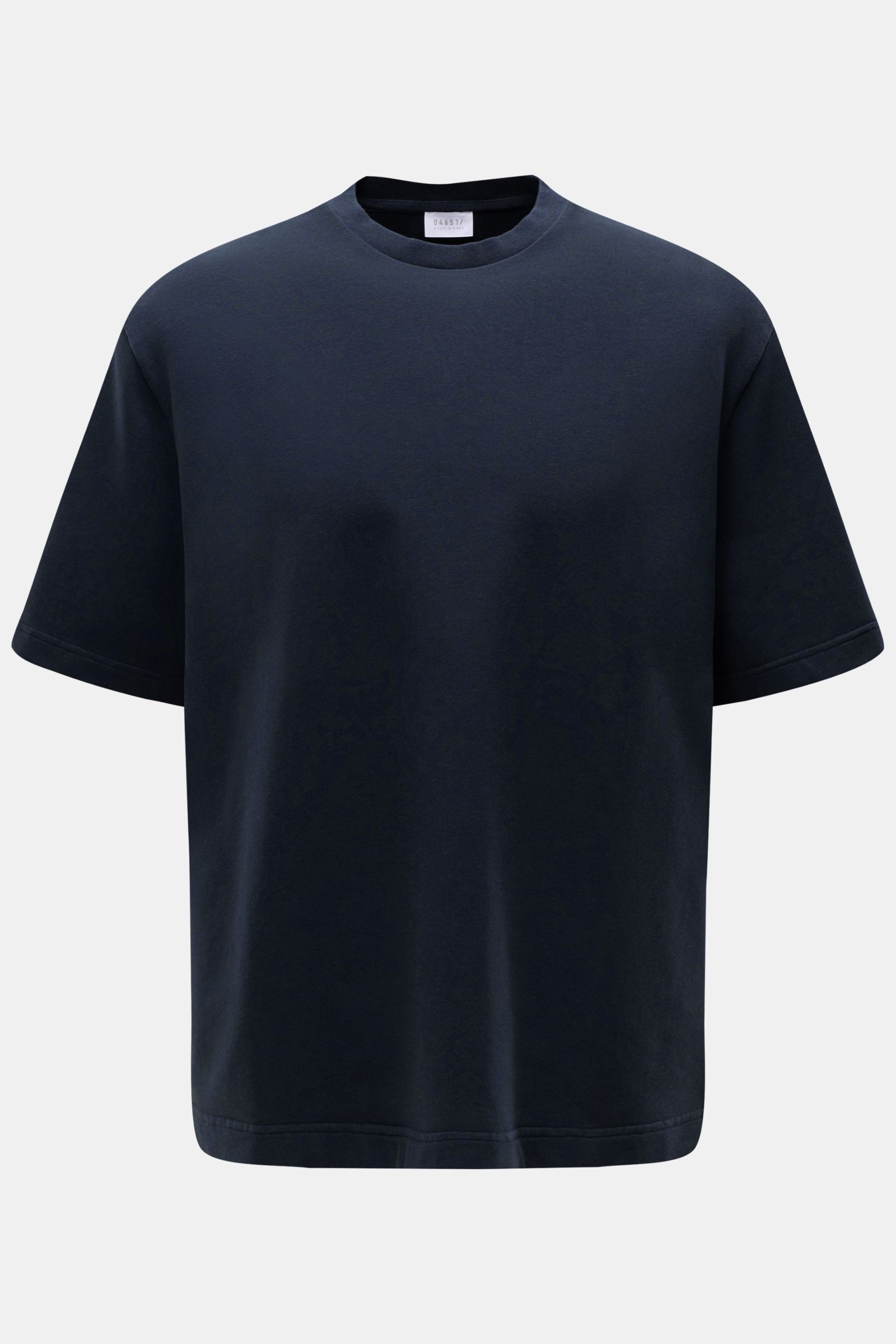 Front view of the 04651/ A trip in a bag Crew neck T-shirt 'If Tee' navy, an oversized fit cotton jersey T-shirt with crew neck and soft, heavy fabric.

The uncomplicated cotton T-shirt 'IF Tee' by 04651/ A TRIP IN A BAG is a core basic for the new sea