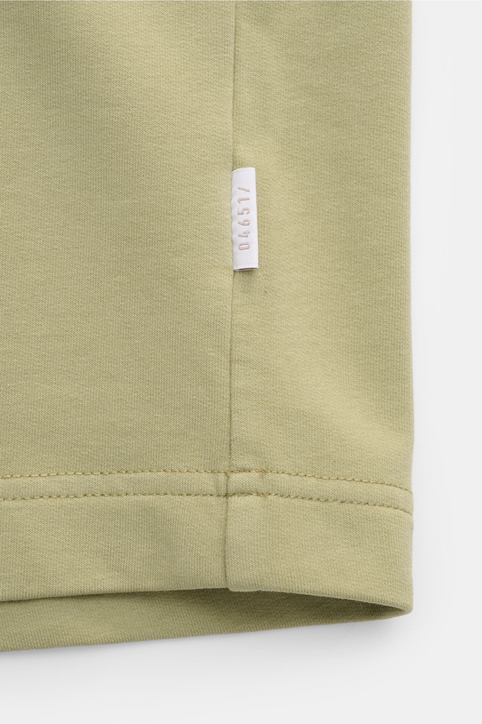 Close-up side view of the woven label on the hem of the 04651/ A trip in a bag Crew neck T-shirt 'If Tee' sage in elasticated cotton.

The uncomplicated cotton T-shirt 'IF Tee' by 04651/ A TRIP IN A BAG is a core basic for the new season that give us a