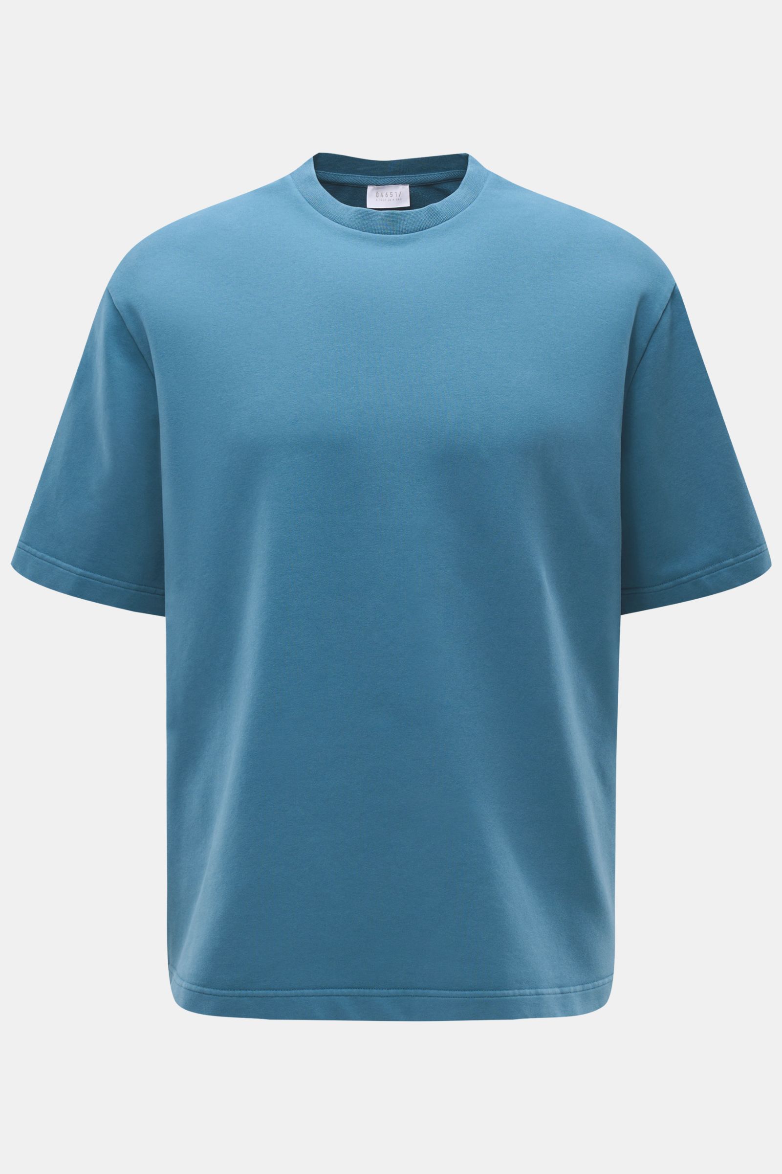 Front view of the 04651/ A trip in a bag Crew neck T-shirt 'If Tee' teal, oversized fit, elasticated cotton jersey, soft, heavy fabric.

Description: The uncomplicated cotton T-shirt 'IF Tee' by 04651/ A TRIP IN A BAG is a core basic for the new season