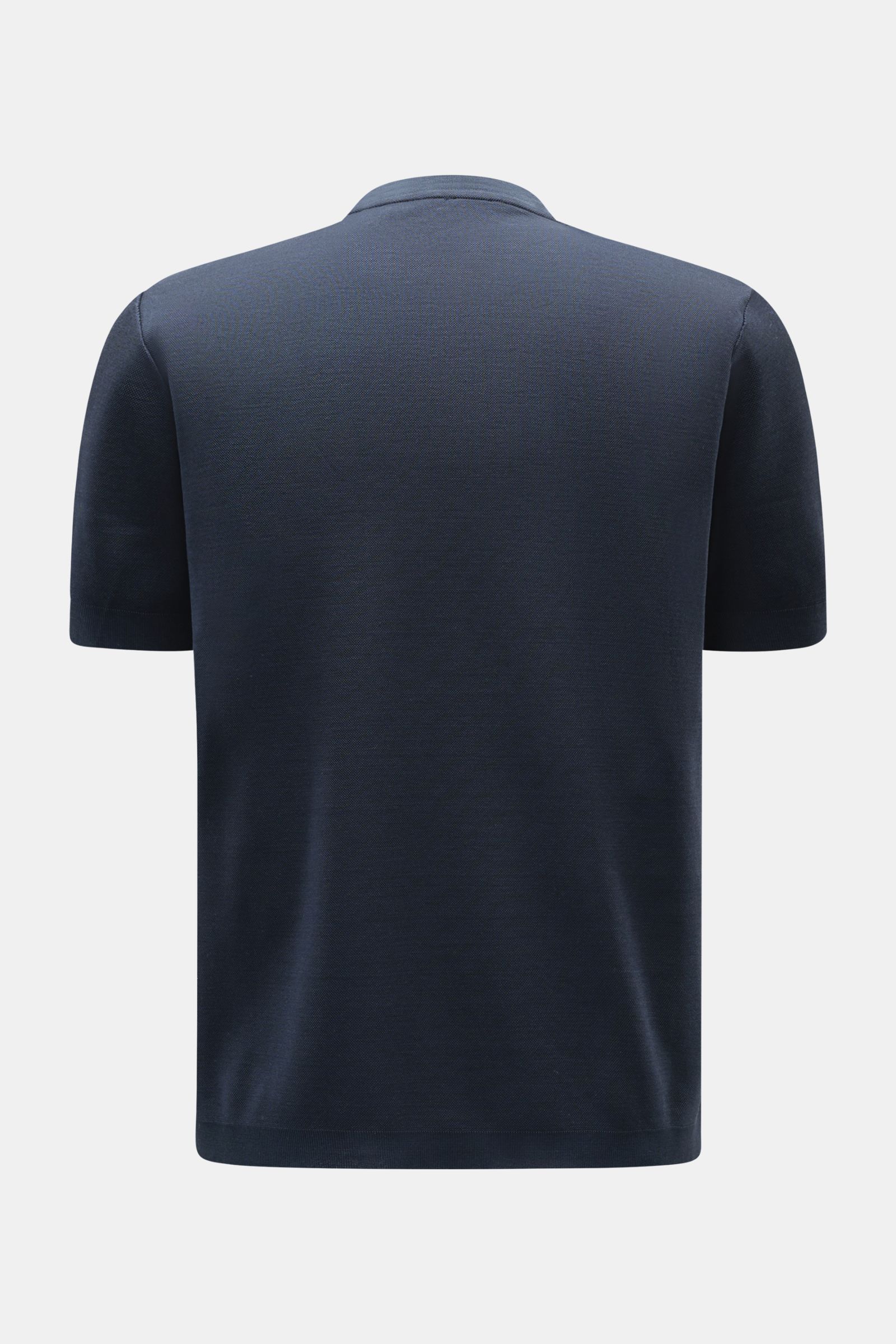 Rückansicht des 04651/ A trip in a bag Piqué-T-Shirts 'TP' navy, Slim Fit mit Rundhalsausschnitt, Baumwolle, Rippbündchen, Weblabel.