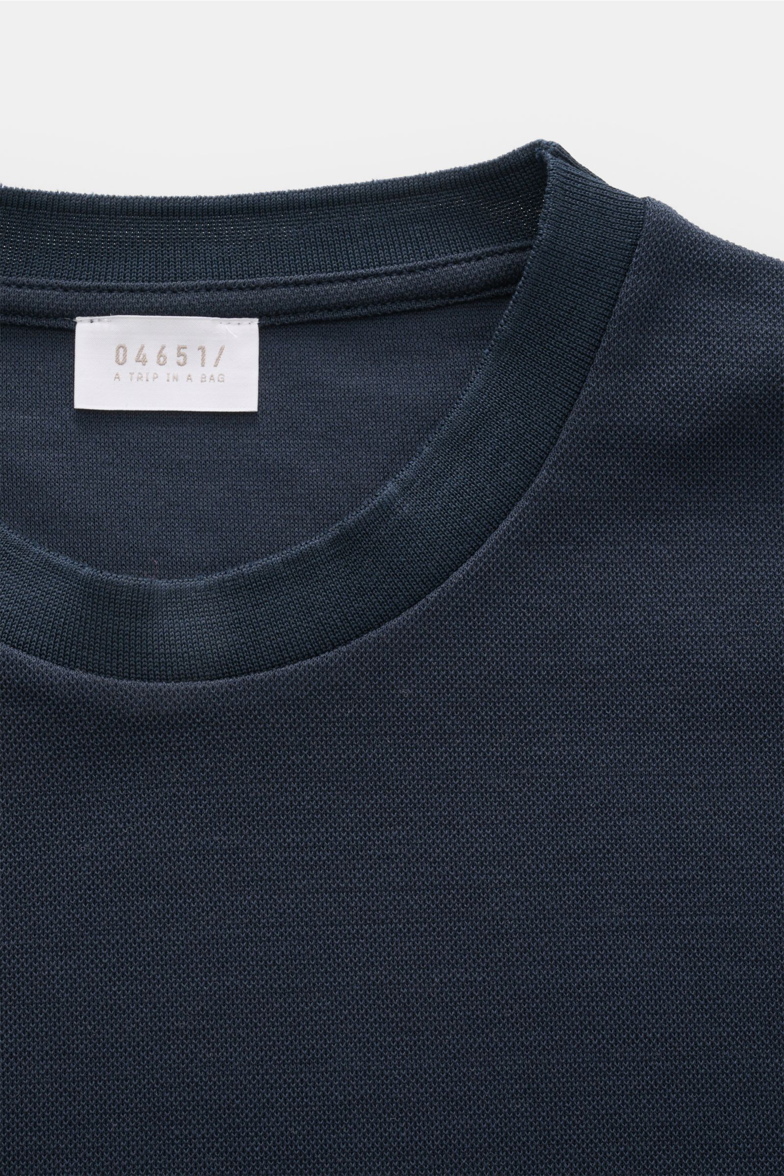 Nahaufnahme des Rundhalsausschnitts vom 04651/ A trip in a bag Piqué-T-Shirt 'TP' navy, Slim Fit, Piqué aus reiner Baumwolle mit kernigem Griff und komfortablen Rippbündchen.