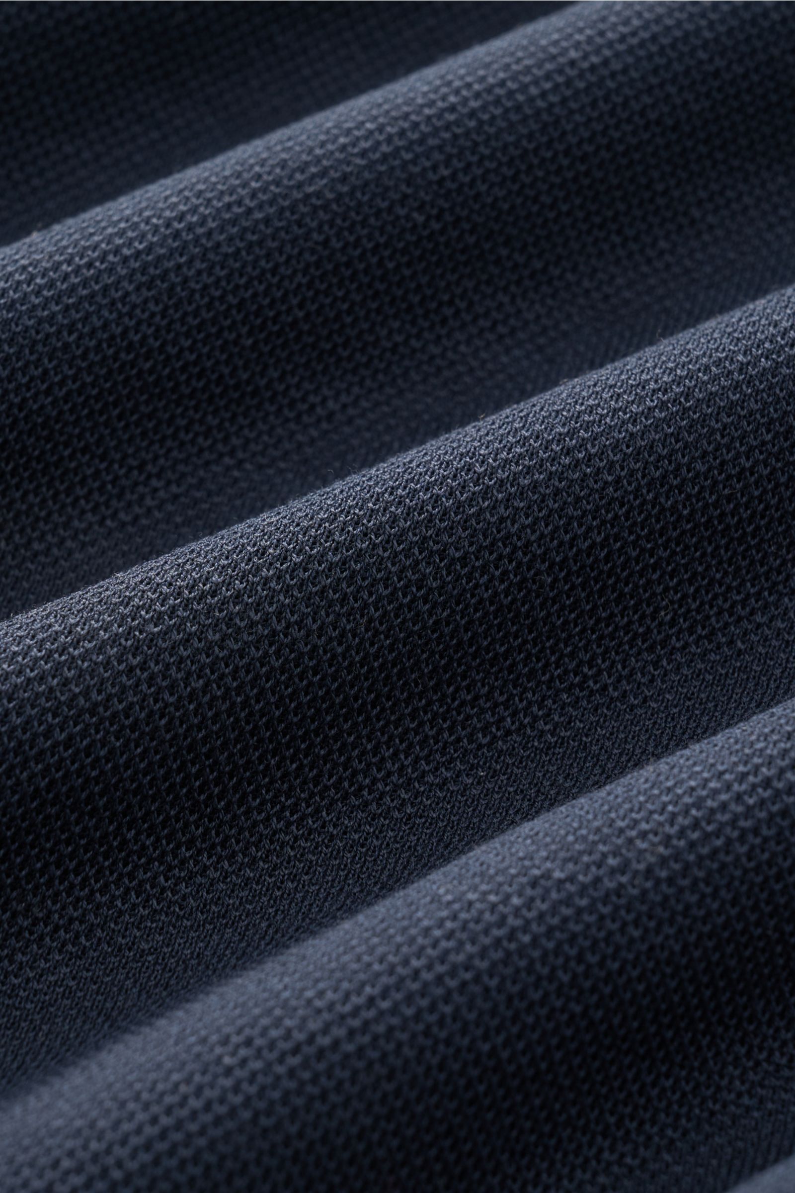 Nahaufnahme des dunkelblauen Piqué-Stoffs mit körnigem Griff des 04651/ A trip in a bag Piqué-T-Shirts 'TP' navy, ideal als Slim Fit Basic mit Rundhalsausschnitt, Weblabel in der Seitennaht und komfortablen Rippbündchen – Summer Essential aus reiner Baumw