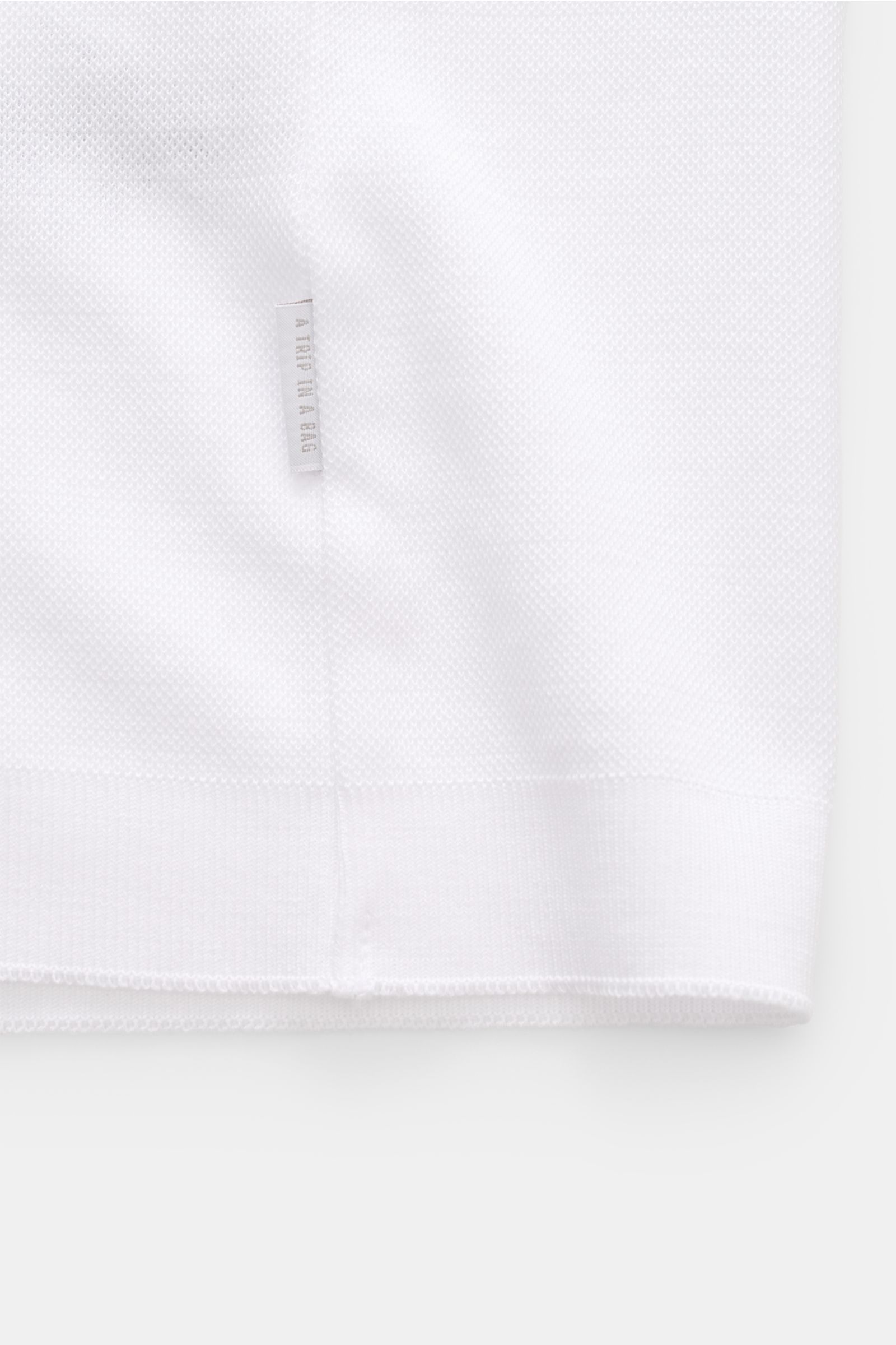 Weißes Detailfoto des 04651/ A trip in a bag Piqué-T-Shirt 'TP' weiß mit Weblabel an der Seitennaht, Piqué aus reiner Baumwolle, Slim Fit.