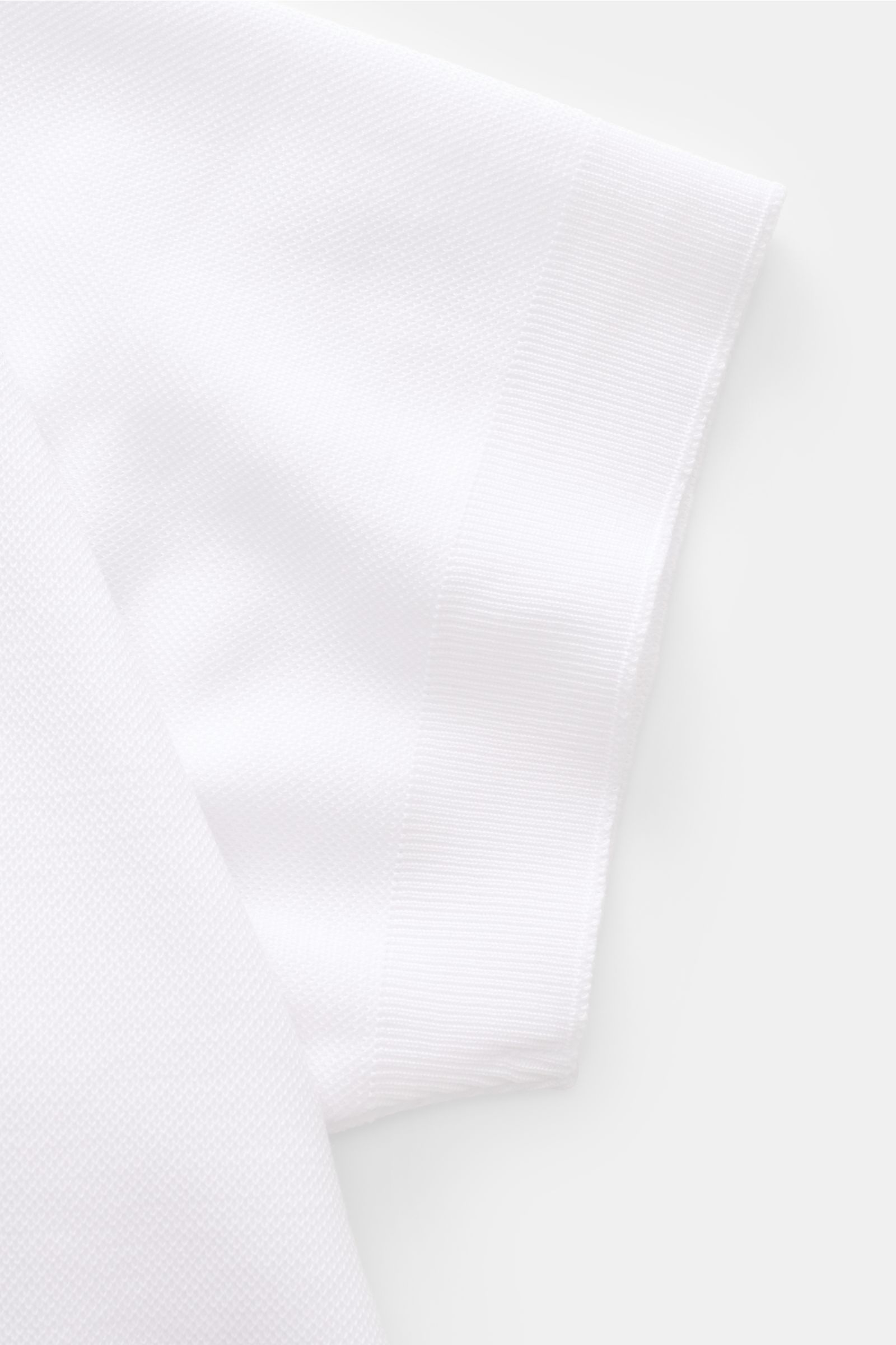 Weißes 04651/ A trip in a bag Piqué-T-Shirt 'TP' im Slim Fit, nahes Detail der Ärmelrippbündchen aus reiner Baumwolle.