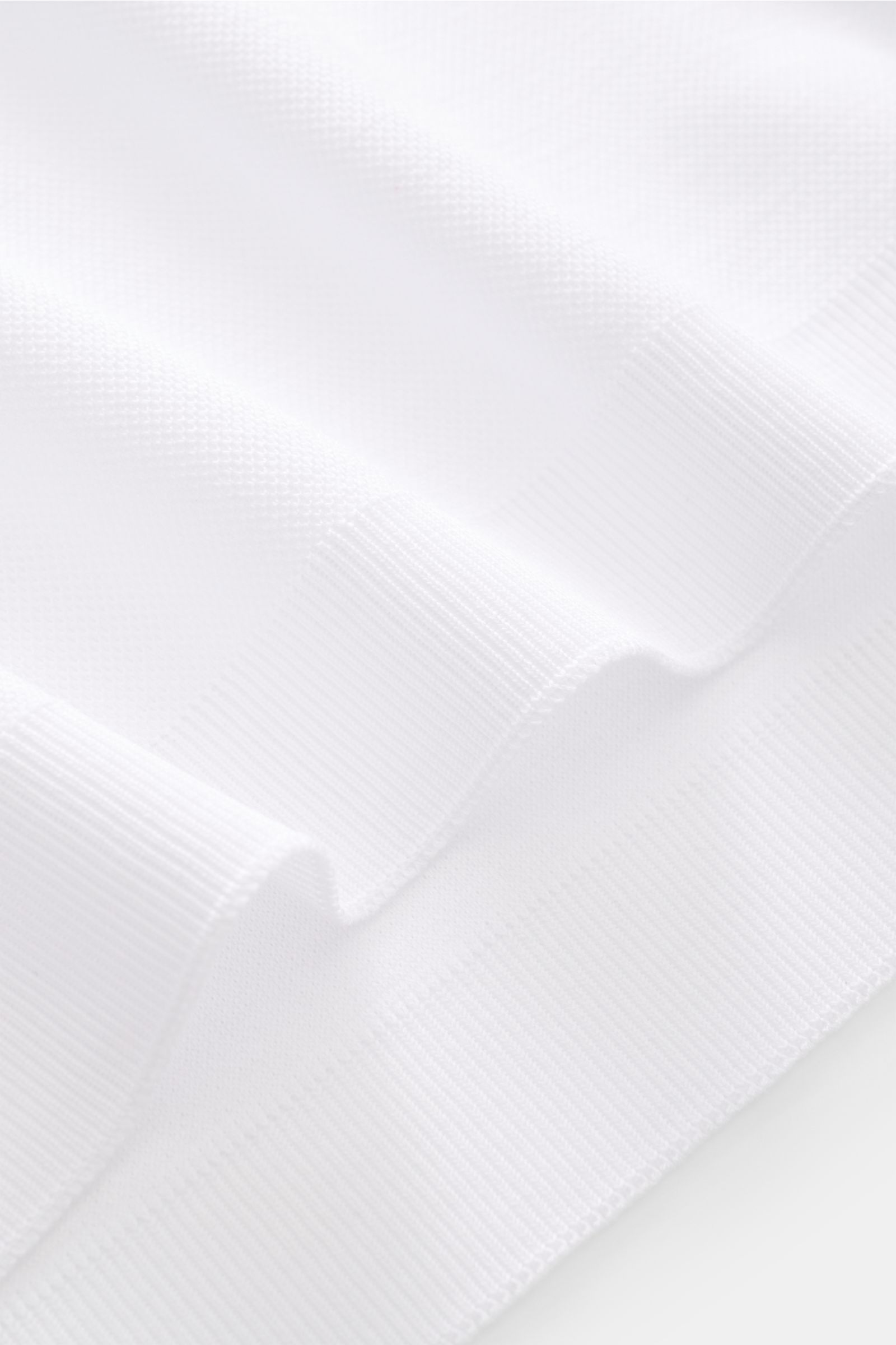 Nahaufnahme des weißen 04651/ A trip in a bag Piqué-T-Shirt 'TP' mit Slim Fit, Rundhalsausschnitt und Rippbündchen, weiße Baumwolle.