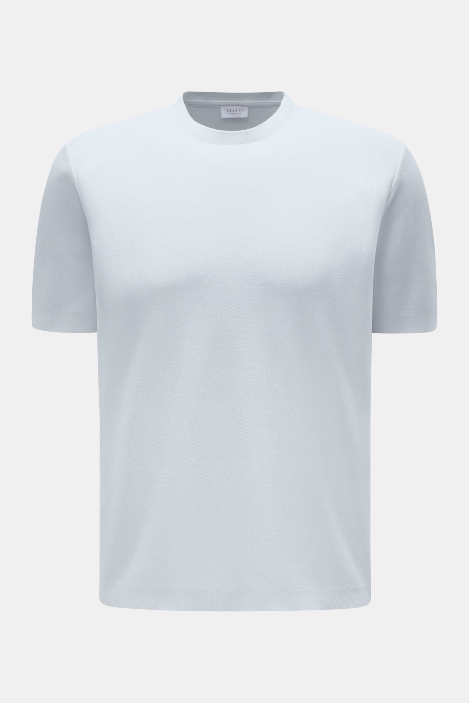 Frontansicht des 04651/ A trip in a bag Piqué-T-Shirts 'TP' pastellblau aus reiner Baumwolle mit Slim Fit, Rundhalsausschnitt und Rippbündchen.