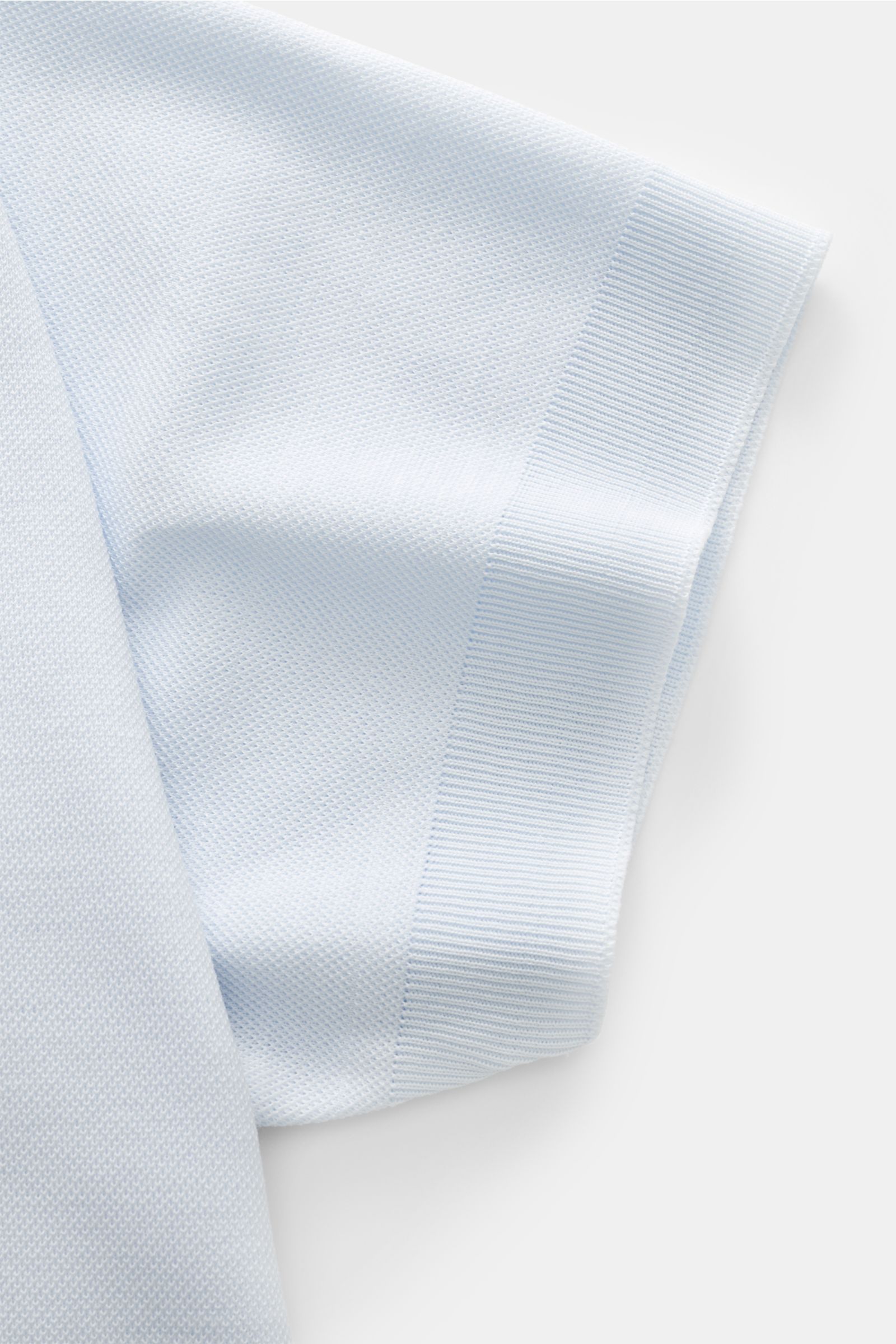Nahaufnahme des Ärmelendes vom 04651/ A trip in a bag Piqué-T-Shirt 'TP' pastellblau, Slim Fit, Piqué-Baumwolle mit Rippbündchen.
