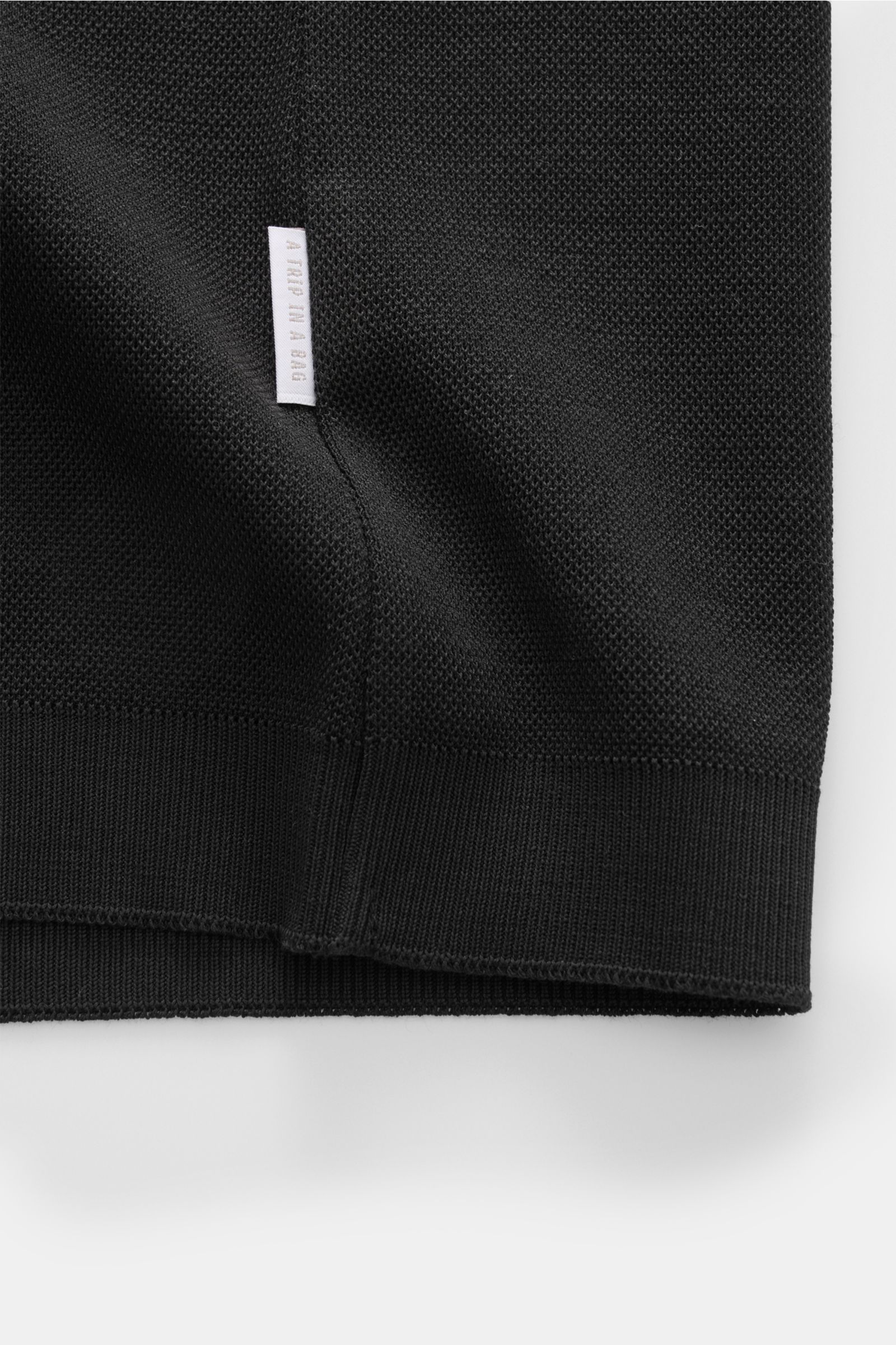 Schwarzes 04651/ A trip in a bag Piqué-T-Shirt 'TP' Slim Fit aus reiner Baumwolle, Detailaufnahme Weblabel seitlich, Rippbündchen, nah.