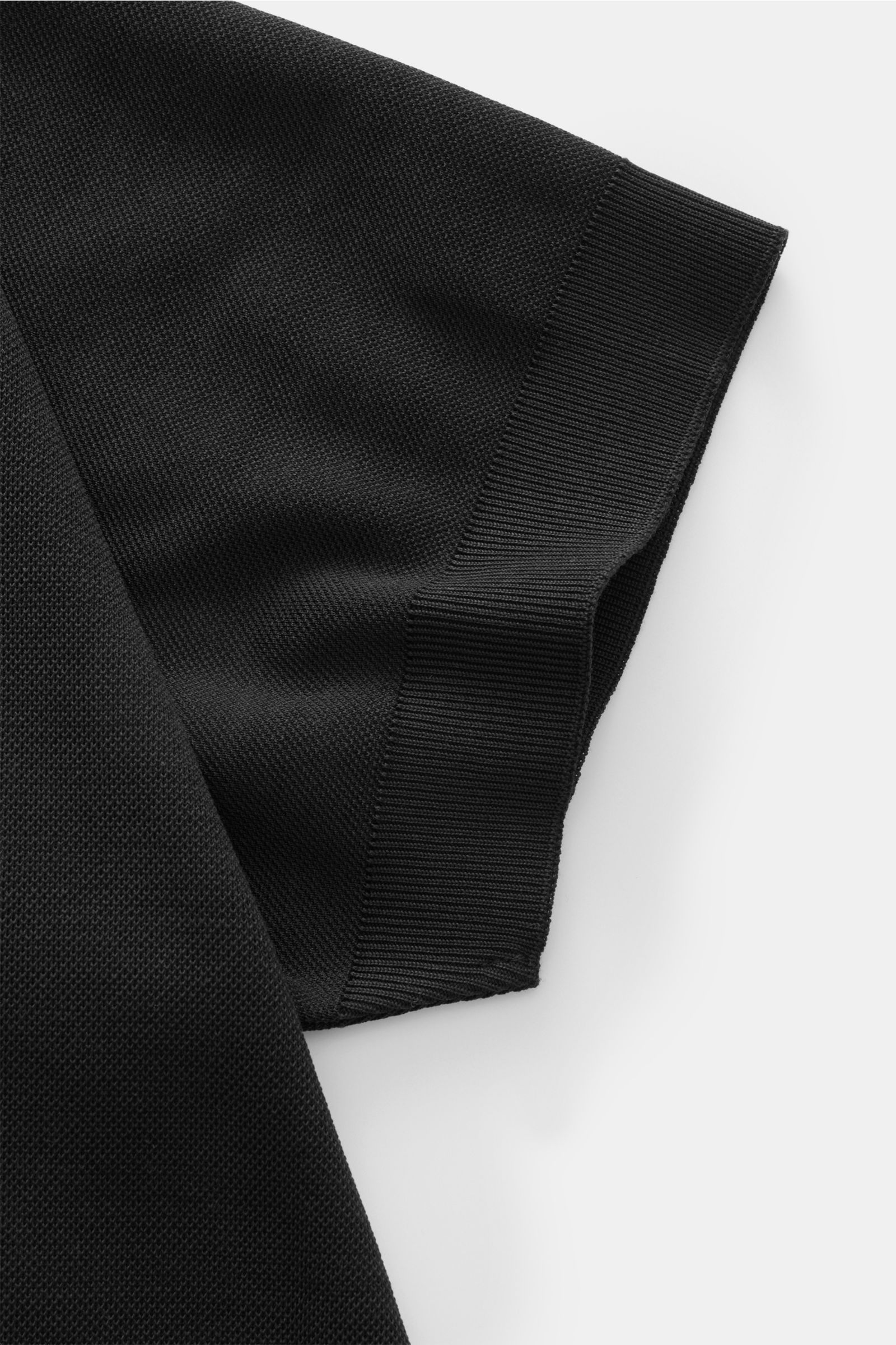 Schwarzes 04651/ A trip in a bag Piqué-T-Shirt 'TP' Slim Fit aus reiner Baumwolle, Detailansicht Ärmel mit Rippbündchen, Piqué-Struktur.