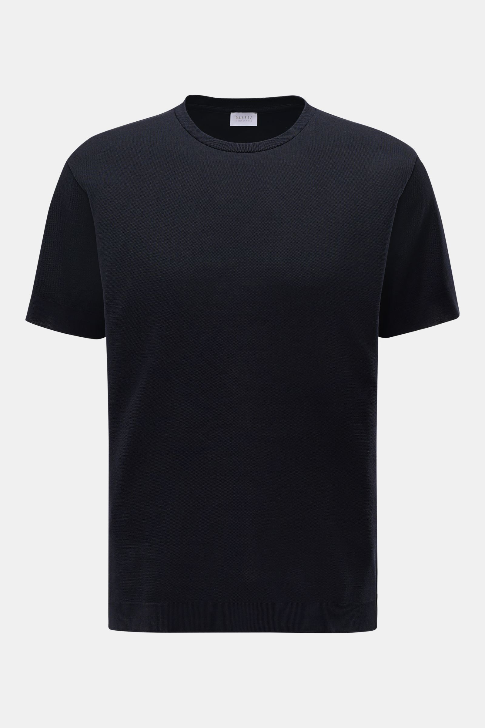 Front-facing view of the 04651/ A trip in a bag Piqué-T-Shirt 'TP' navy, a slim fit, round neck summer essential. Summer Essential: Das Piqué-T-Shirt von 04651/ A TRIP IN A BAG überzeugt an warmen Tagen als vielseitiges Basic.Piqué aus rein