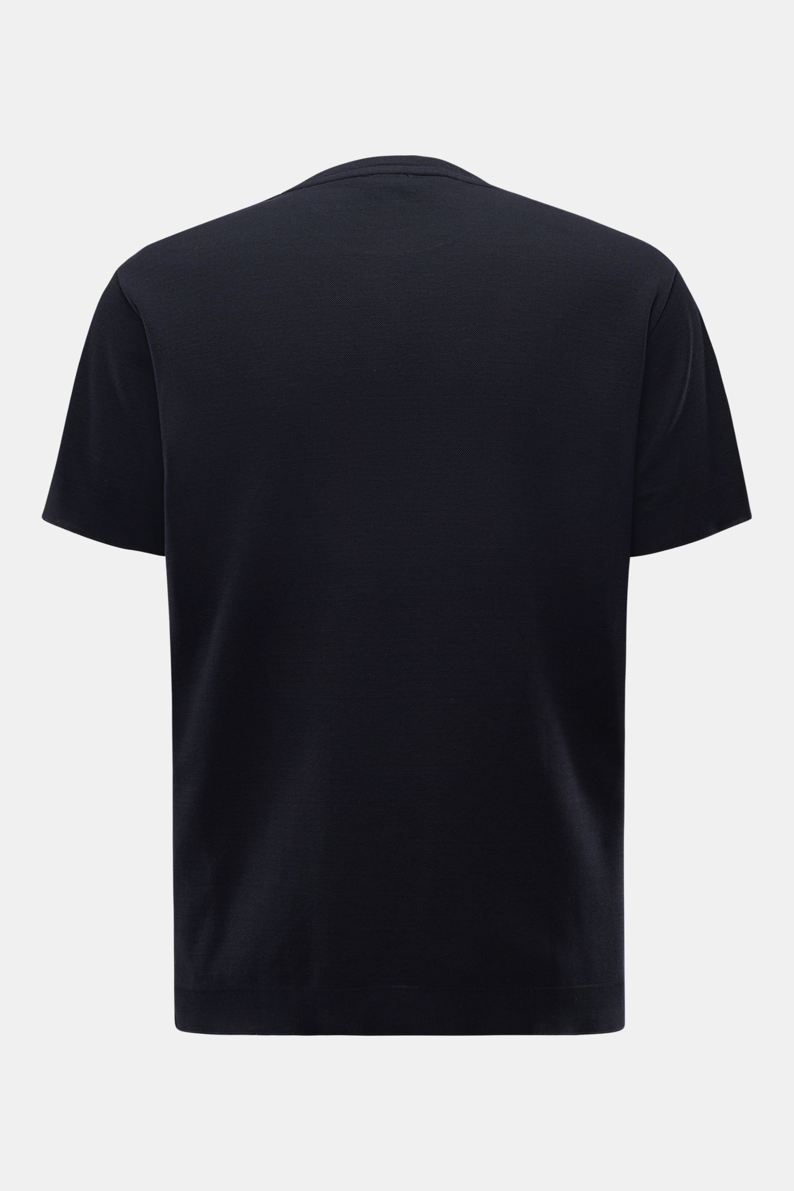Back view of the 04651/ A trip in a bag Piqué-T-Shirt 'TP' navy in slim fit, showing round neckline and ribbed cuffs.

Description:
Summer Essential: Das Piqué-T-Shirt von 04651/ A TRIP IN A BAG überzeugt an warmen Tagen als vielseitiges Basic.

