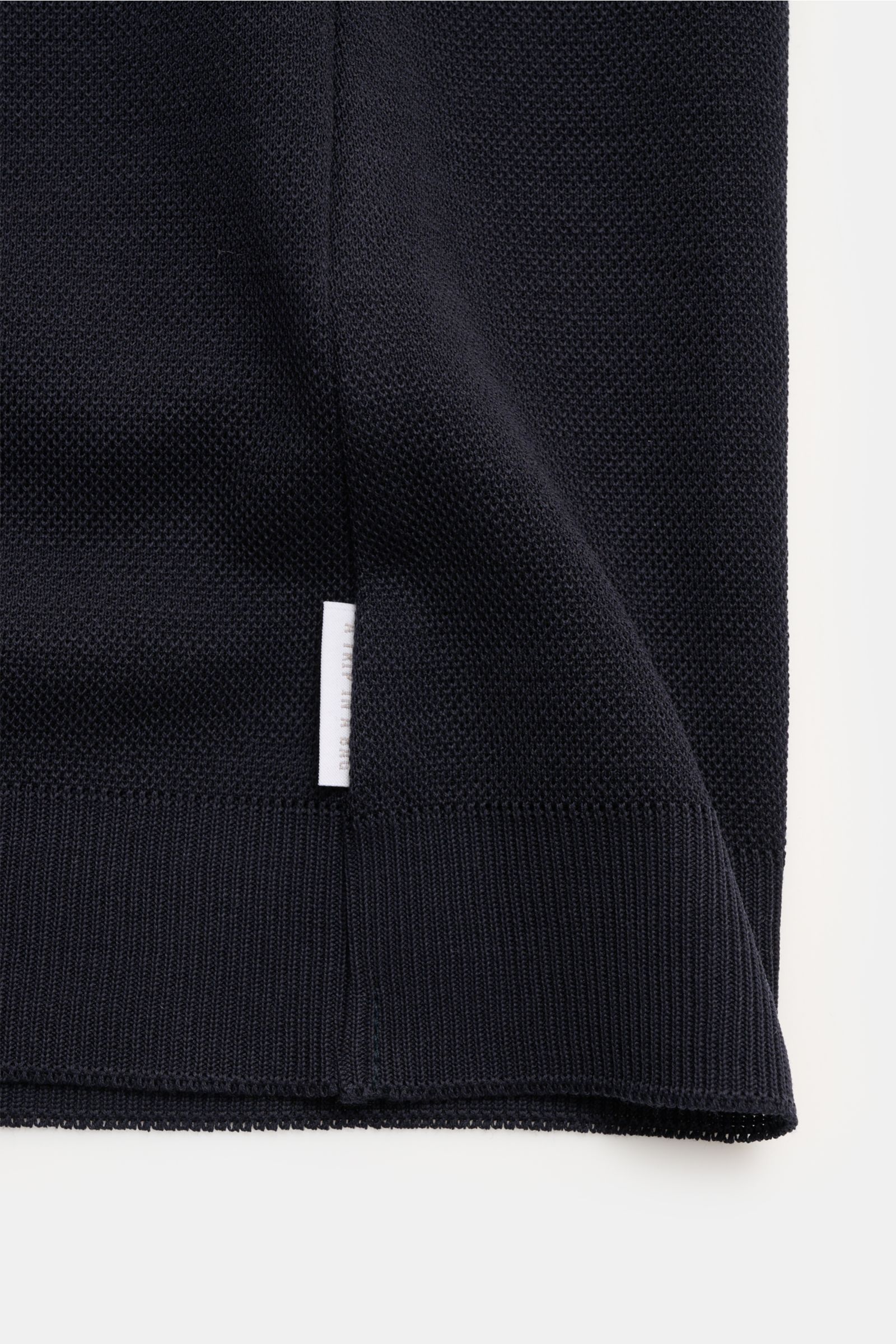 Close-up front view of 04651/ A trip in a bag Piqué-T-Shirt 'TP' navy showing textured pure cotton piqué fabric, slim fit, round neckline, side seam web label, and comfortable ribbed cuffs and hem.

Summer Essential: Das Piqué-T-Shirt von 04651/ A TRIP